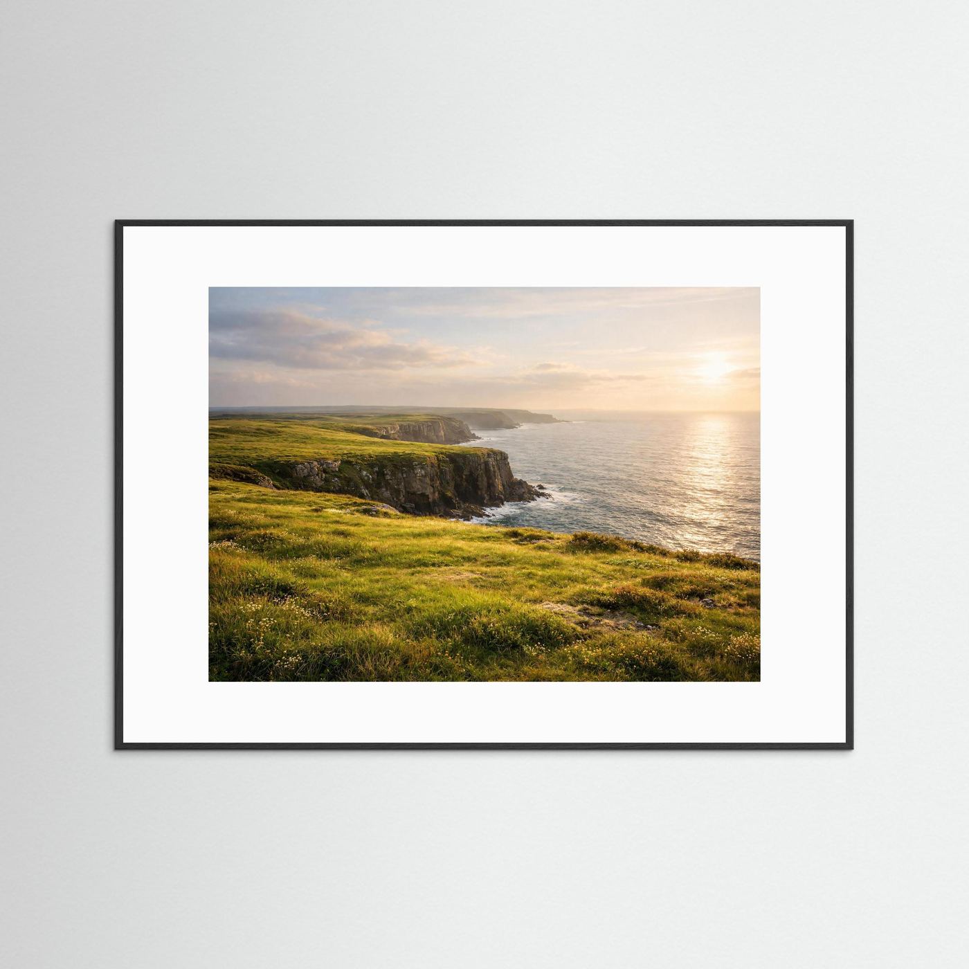 Grüne Klippen im goldenen Abendlicht | Panorama Küste & Meer Poster Querformat