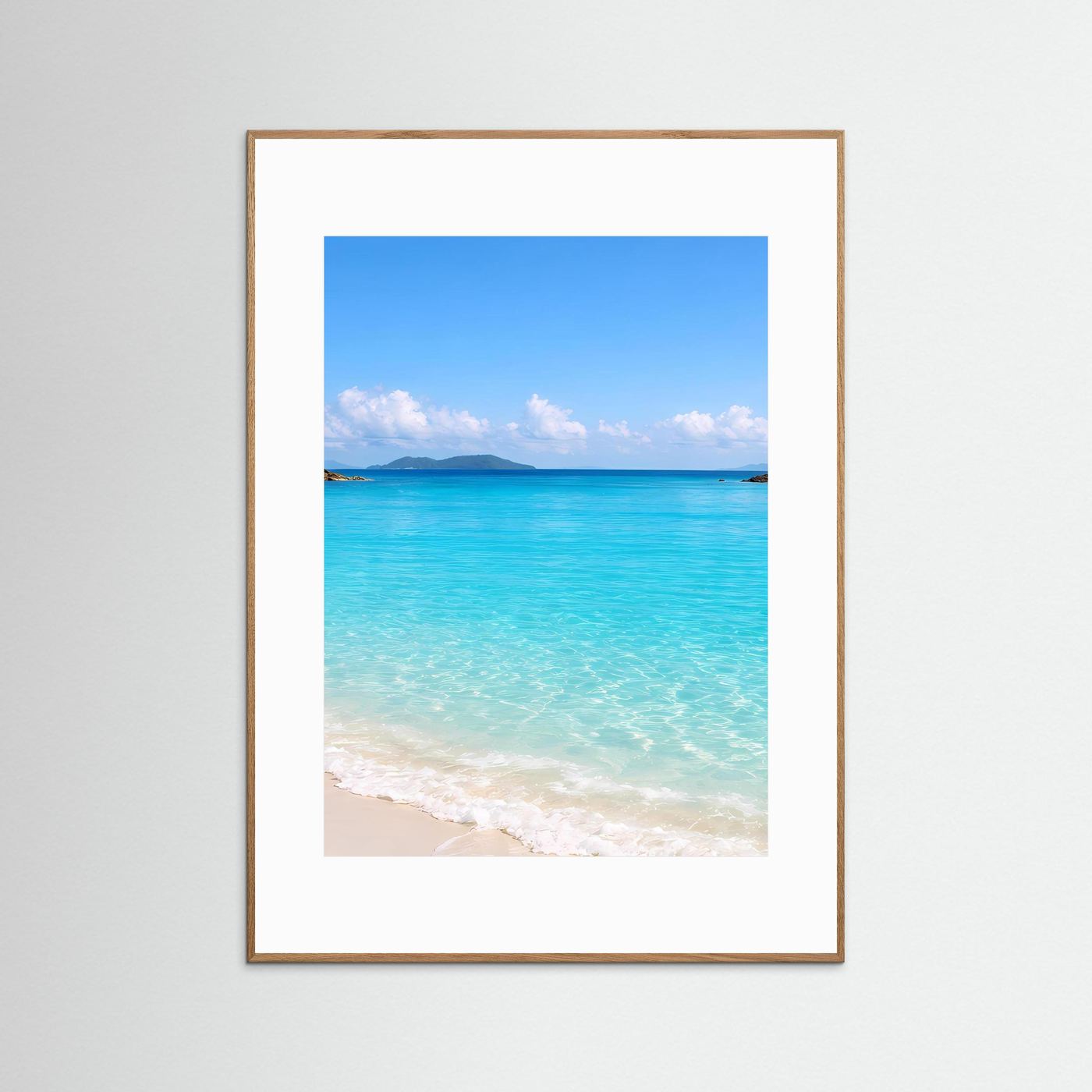 Poster mit Strandfoto: türkisfarbenes Meer, Sandstrand und Himmel, mit hellem Holzrahmen