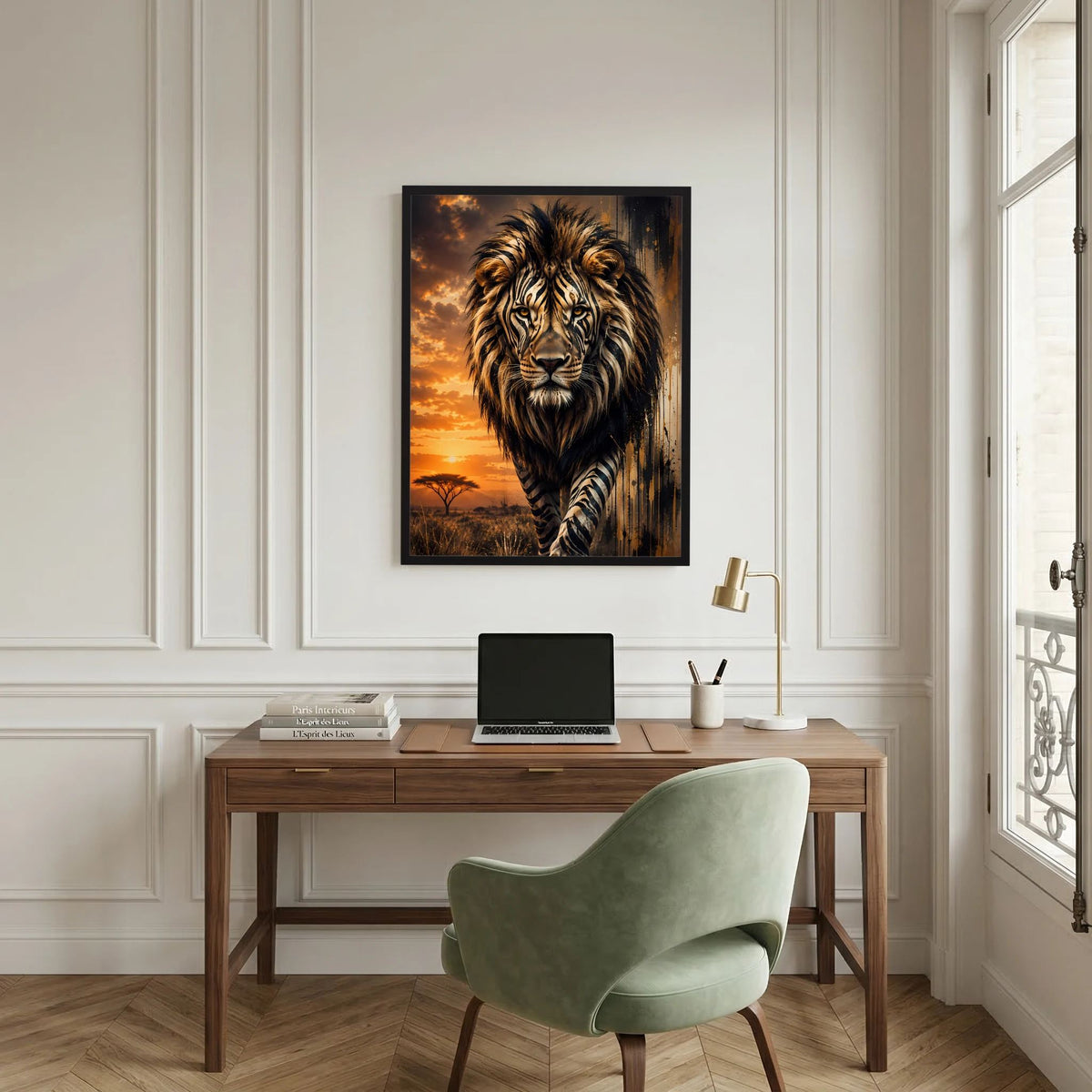 Löwen-Poster mit Zebramuster im schwarzen Rahmen, Löwe mit Mähne vor Savanne im Abendhimmel.