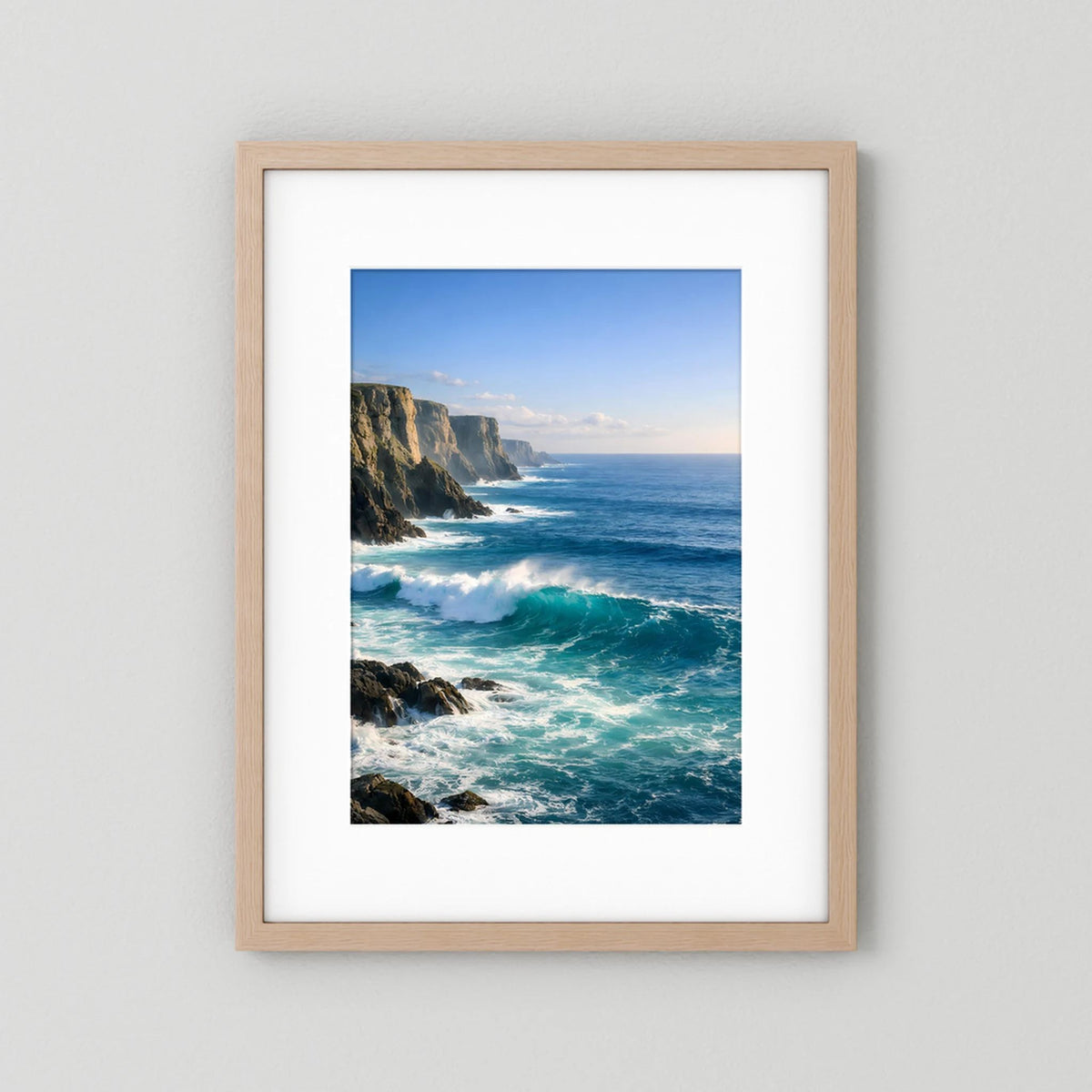 Hochformat-Wandbild mit Passepartout und hellem Holzrahmen, Küste mit tosenden Wellen