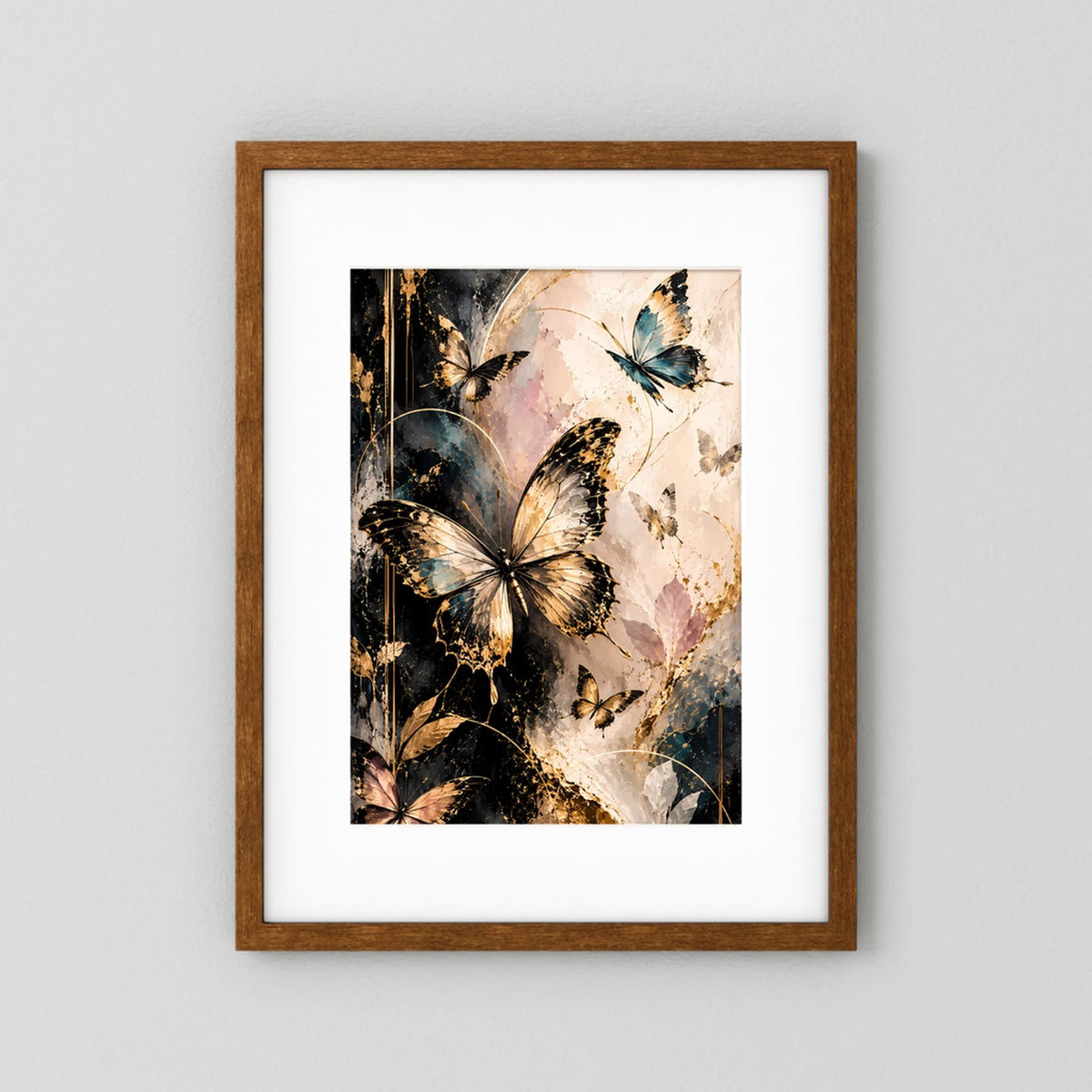 Poster mit Schmetterlingen in Gold, Schwarz und Blau, im braunen Holzrahmen.