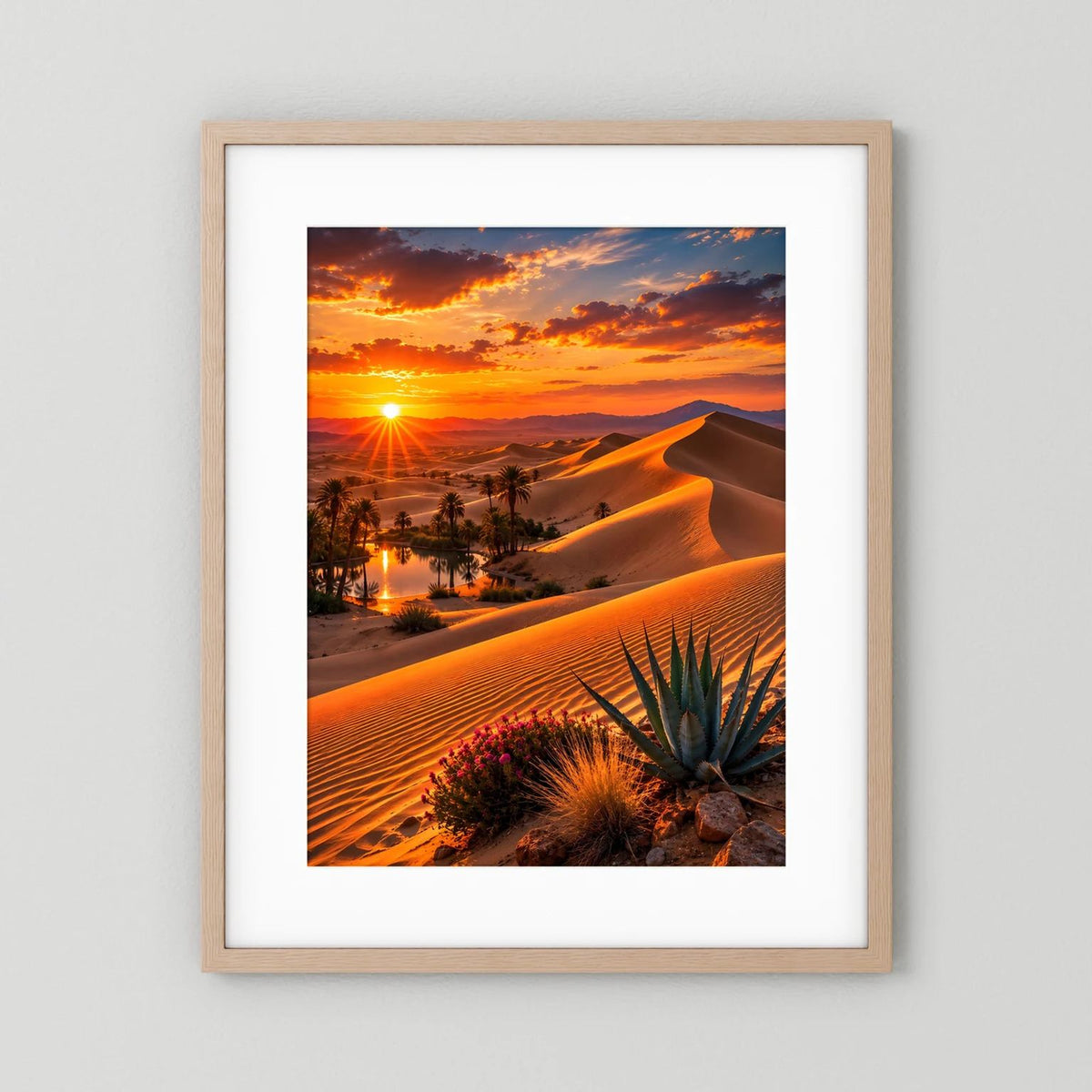 Hochformatiges Wüstenlandschafts-Poster mit Sonnenuntergang, heller Holzrahmen und weißer Rand