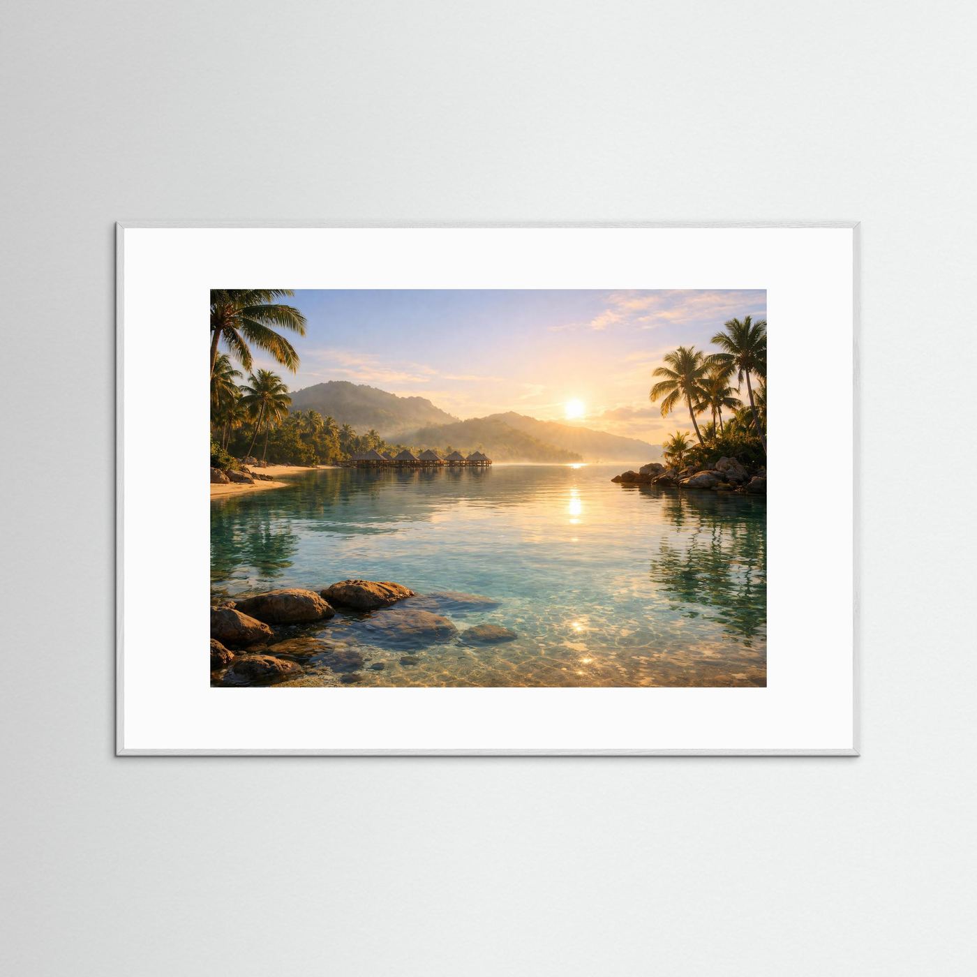 Tropenresort-Poster mit Sonnenaufgang, Meer und Palmen im Querformat, grauer Rahmen