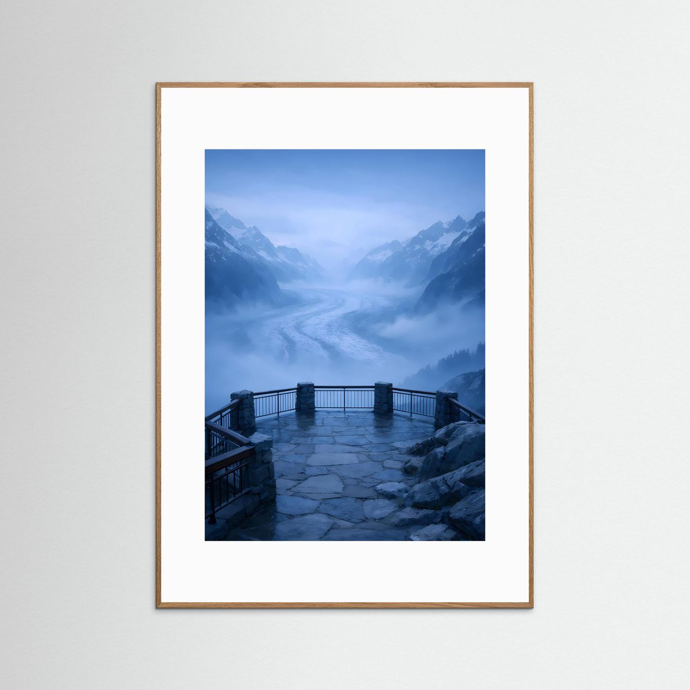 Hochformatiges Gletscher-Poster im hellbraunen Holzrahmen mit Nebellandschaft