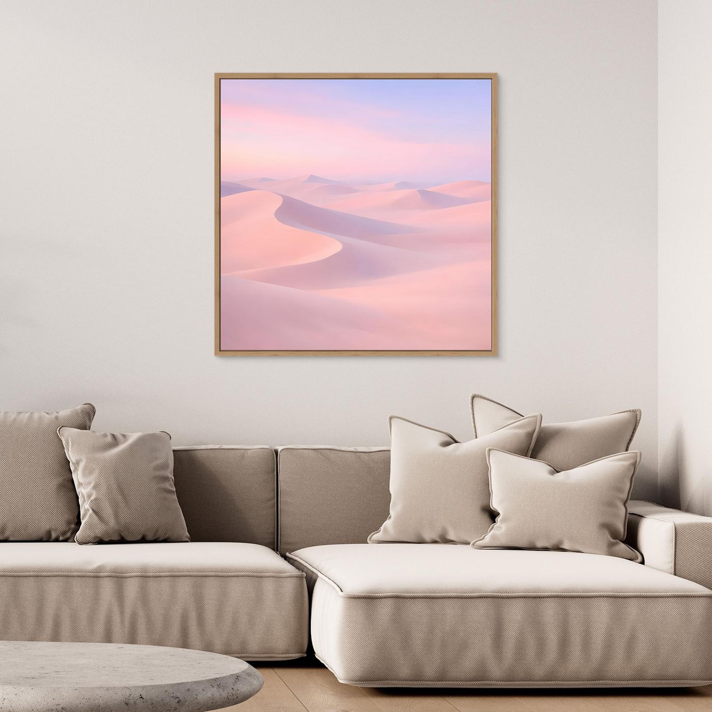 Quadratisches Leinwandbild mit Wüstendünen in Pastellrosa/Violett, goldfarbener Rahmen