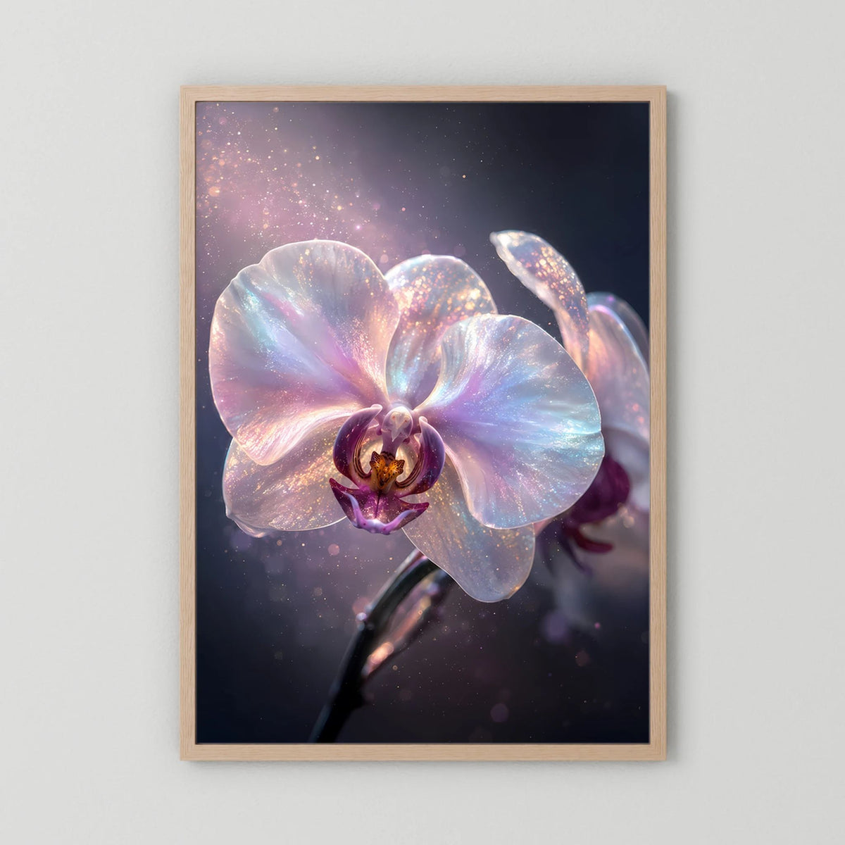 Orchideen-Poster im hellen Holzrahmen, pastellfarbene Orchideenblüte mit violettem Kern