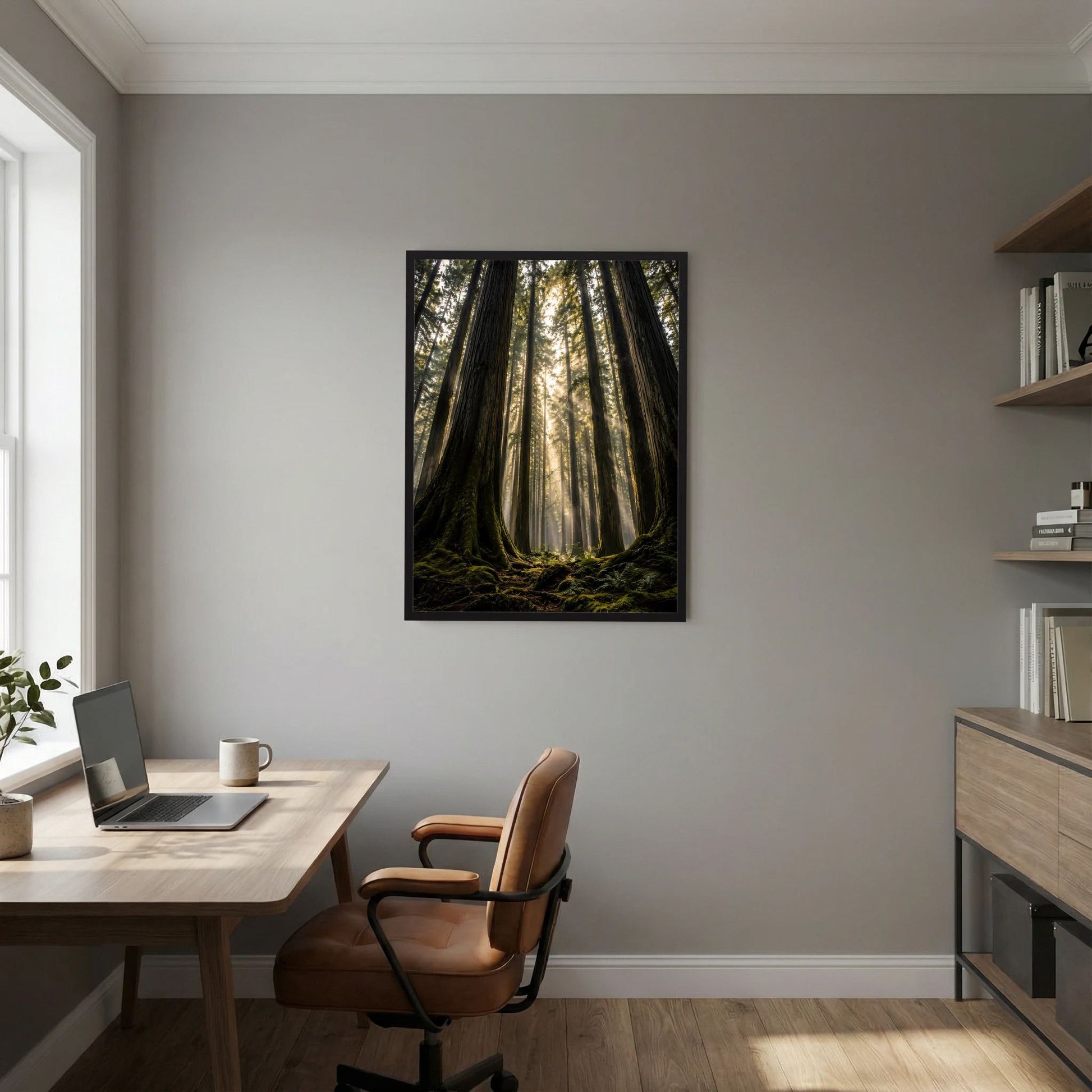 Poster im Hochformat mit Redwood-Wald und Sonnenstrahlen, schwarzer Rahmen.