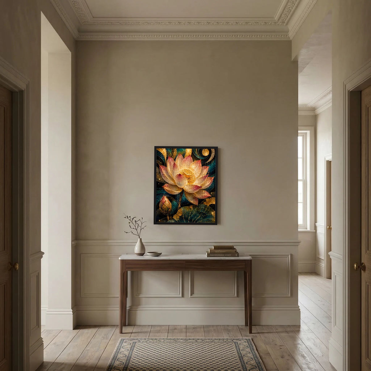 Gerahmtes Lotus-Poster mit goldener Blüte im Mosaikdesign, heller Holzrahmen
