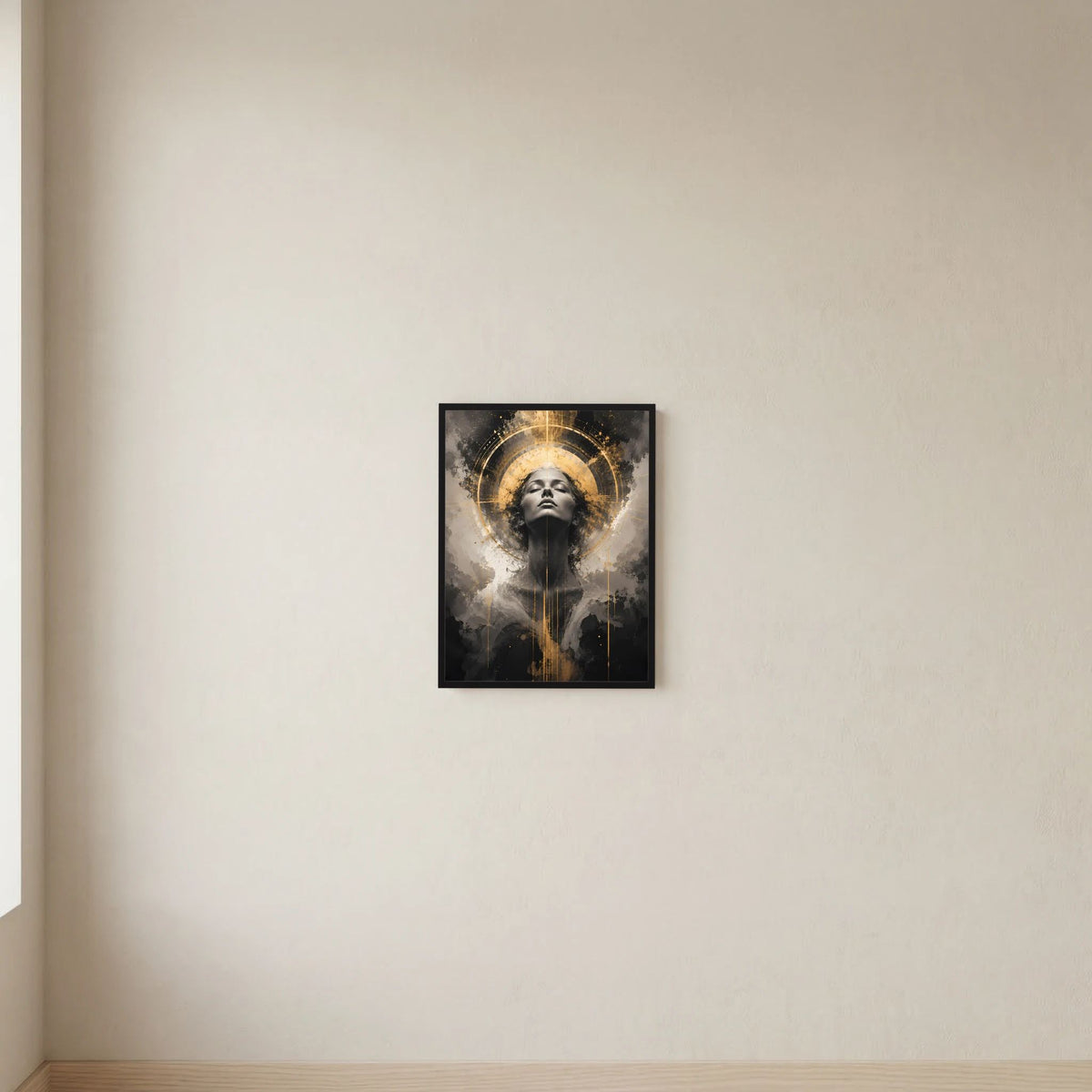 Hochformatiges Poster: abstraktes Frauenporträt mit goldenem Kreis, schwarz eingefasst