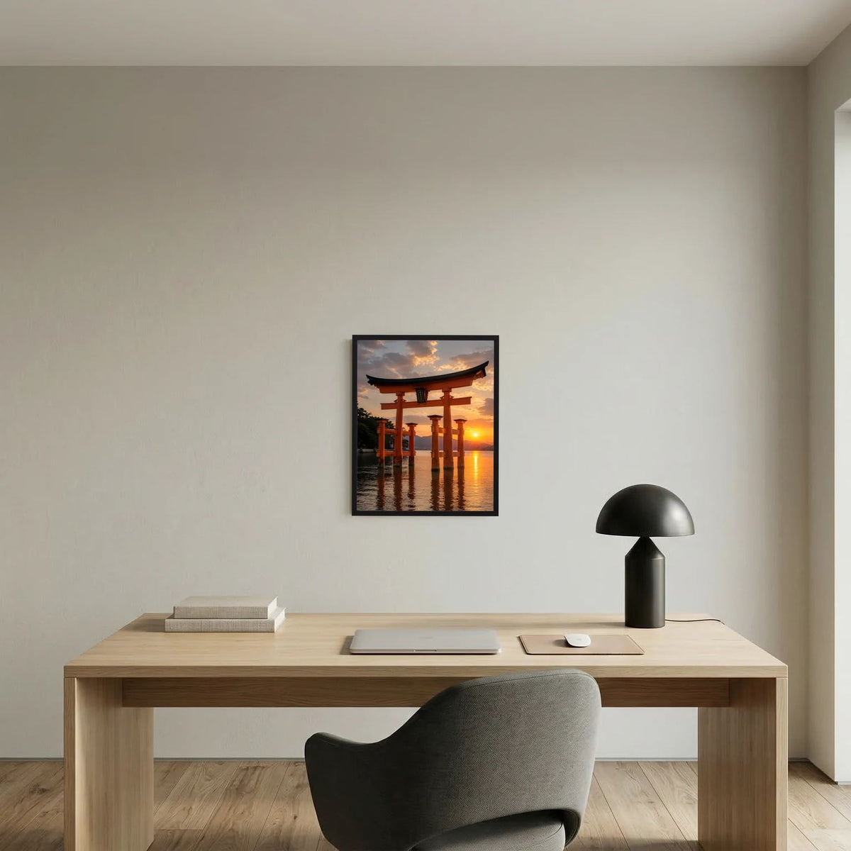 Gerahmtes Poster mit roten Torii-Toren am Wasser bei Sonnenuntergang