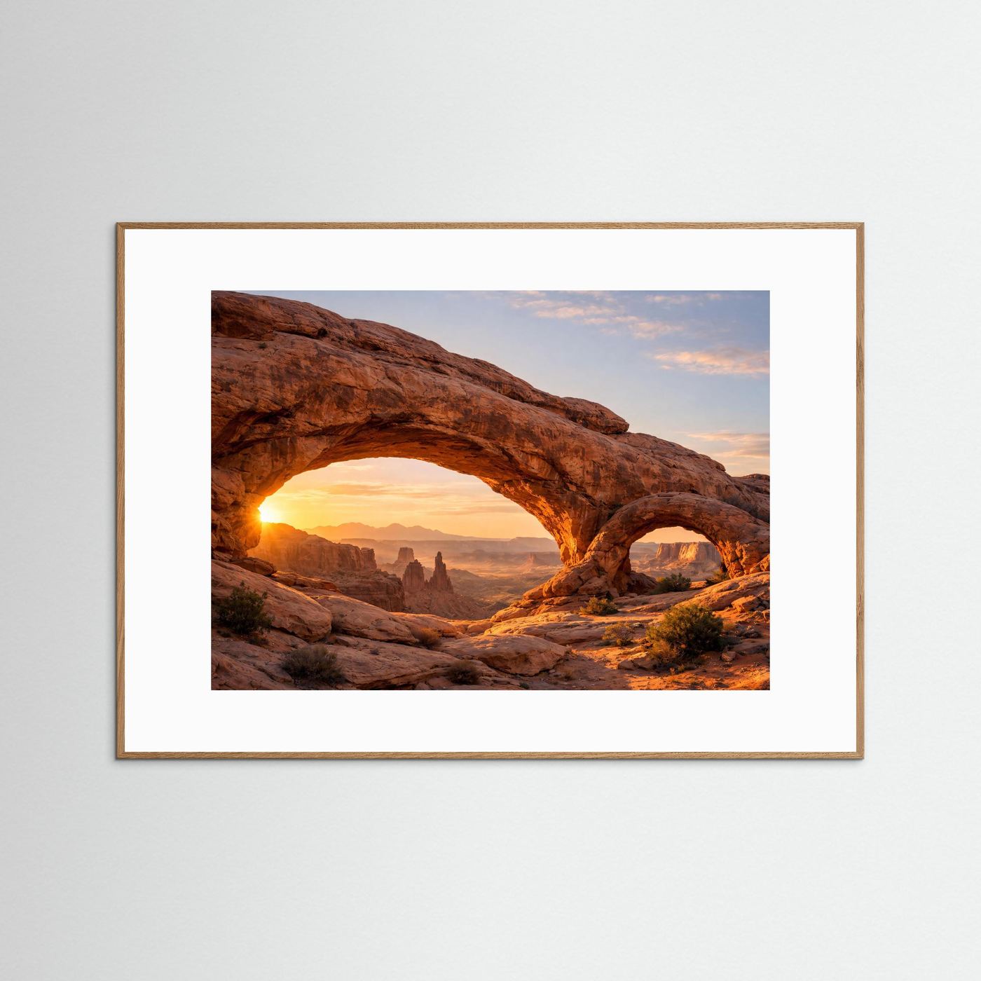 Poster mit Mesa Arch im Wüstenfelsen, im hellbraunen Holzrahmen, Querformat