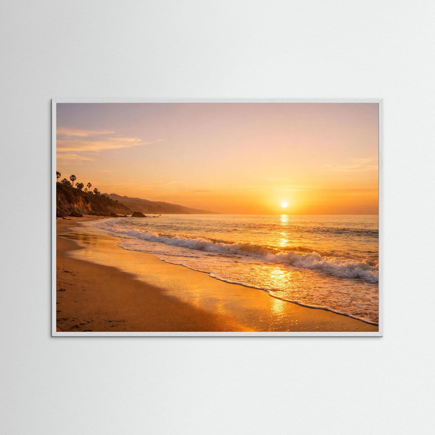 Naturposter Panorama im weißem Holzrahmen: Sonnenuntergang am Sandstrand mit Wasserreflexen