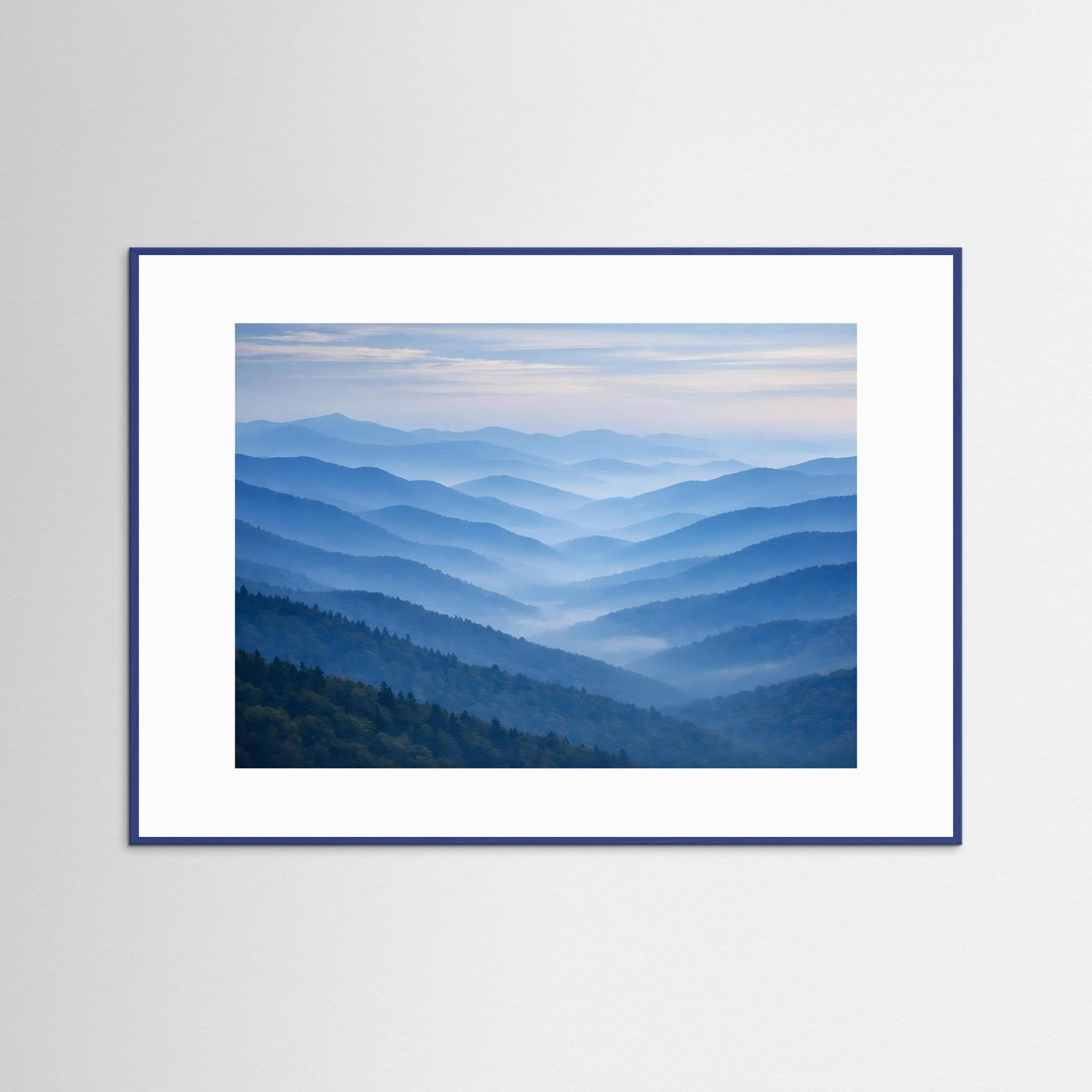 Poster Berglandschaft im Nebeltal, blauer Rahmen, weißer Innenrand