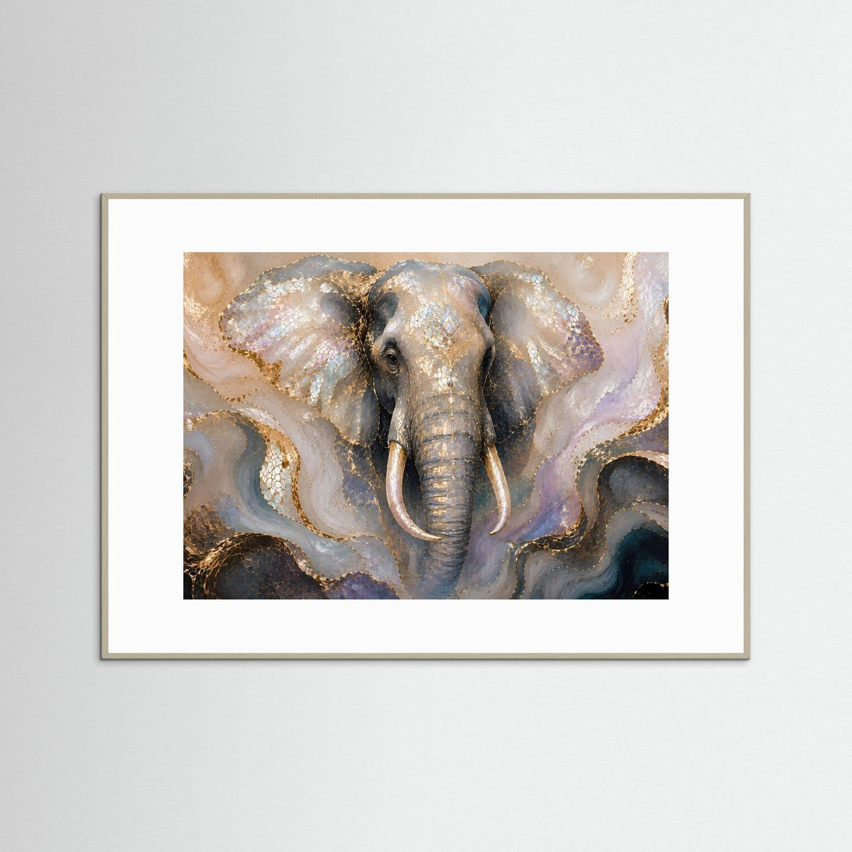 Querformat-Poster mit Elefant im Perlmutt-Look, in beigem Rahmen und weißer Einfassung