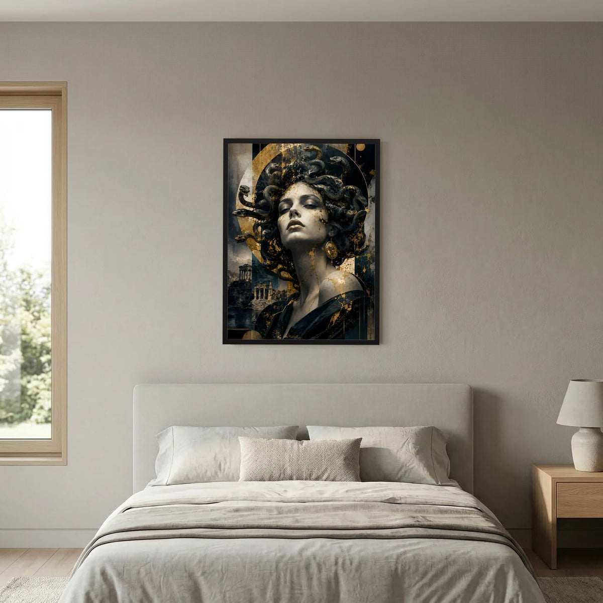 Hochformat-Wandposter mit Porträt einer Frau, dunkle Schlangenlocken und goldfarbene Lichtakzente