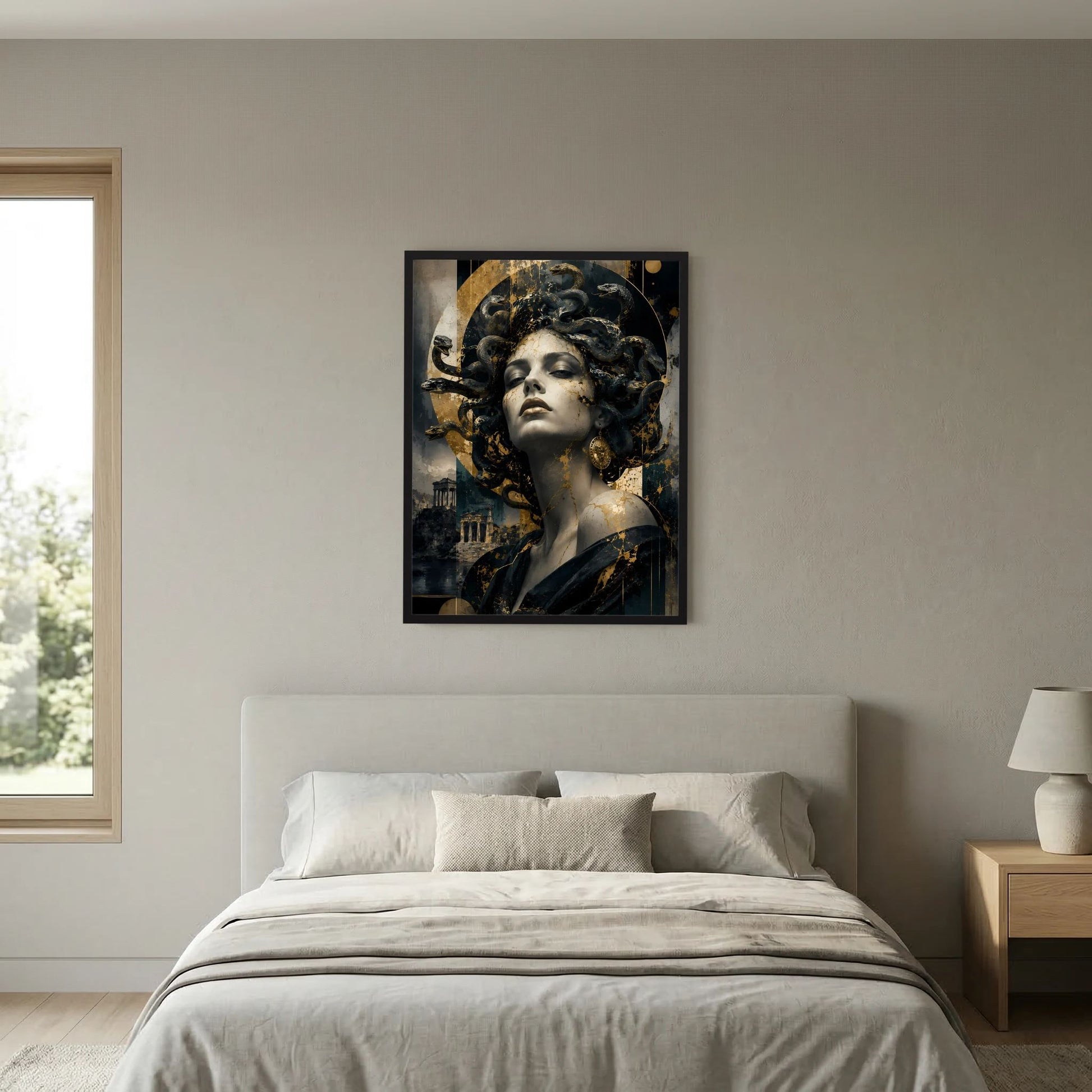 Hochformat-Wandposter mit Porträt einer Frau, dunkle Schlangenlocken und goldfarbene Lichtakzente