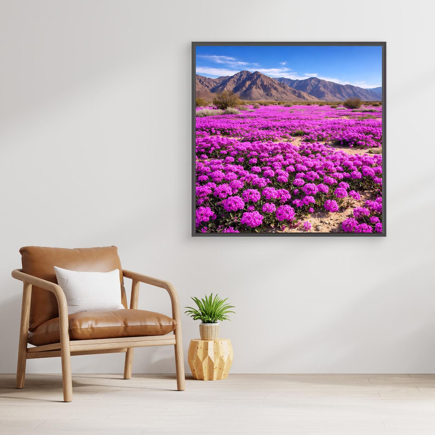 Leinwandbild mit violettem Blütenfeld in der Wüste und Bergpanorama, mit Rahmen