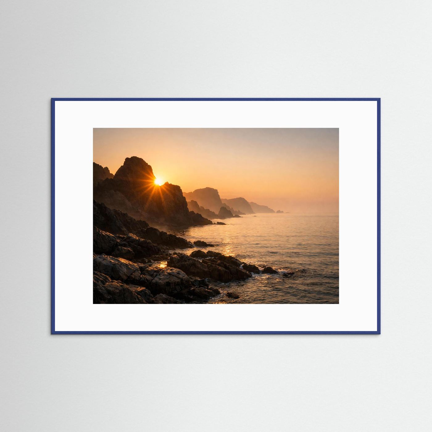 Goldene Küstenstimmung im Abendlicht | Felsen & Meer Natur Poster Querformat