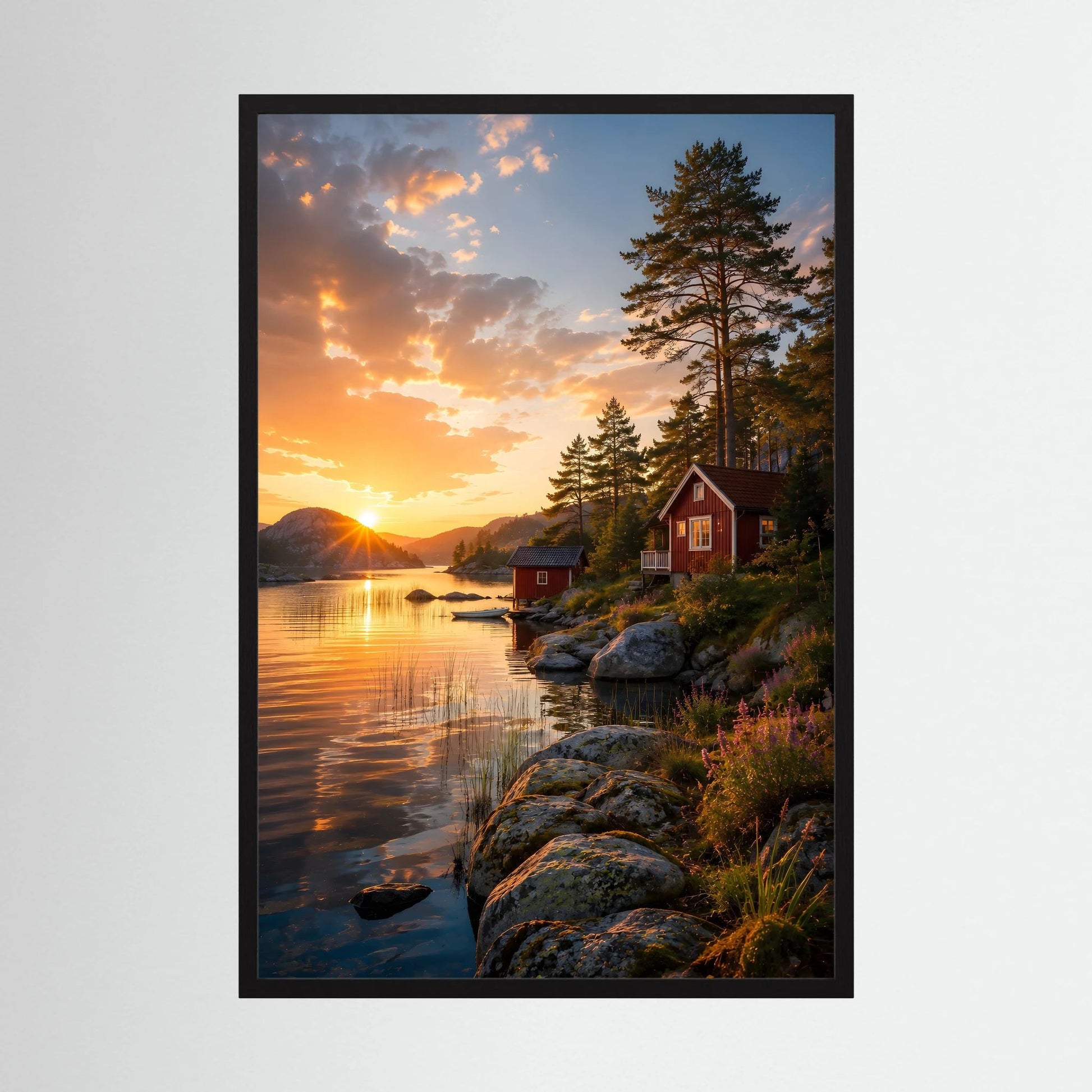 Kunstposter im Hochformat mit schwarzem Rahmen: See bei Sonnenuntergang, rote Hütte, Nadelbaum.
