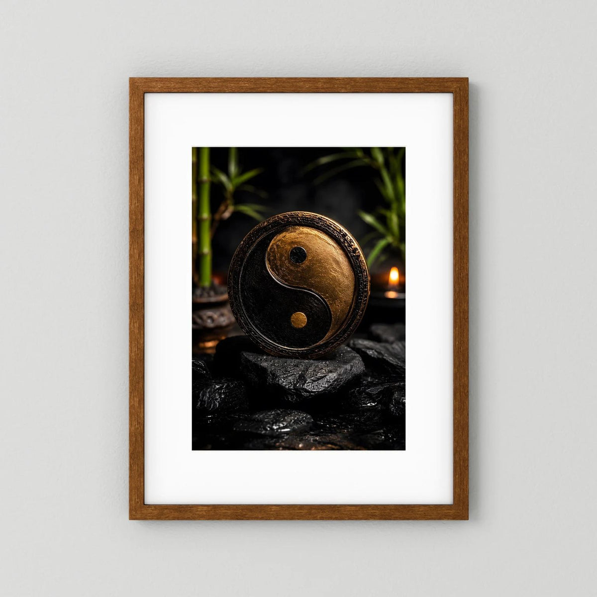 Yin-Yang-Wandbild im Hochformat mit hellem Holzrahmen; goldenes Yin-Yang auf Steinen