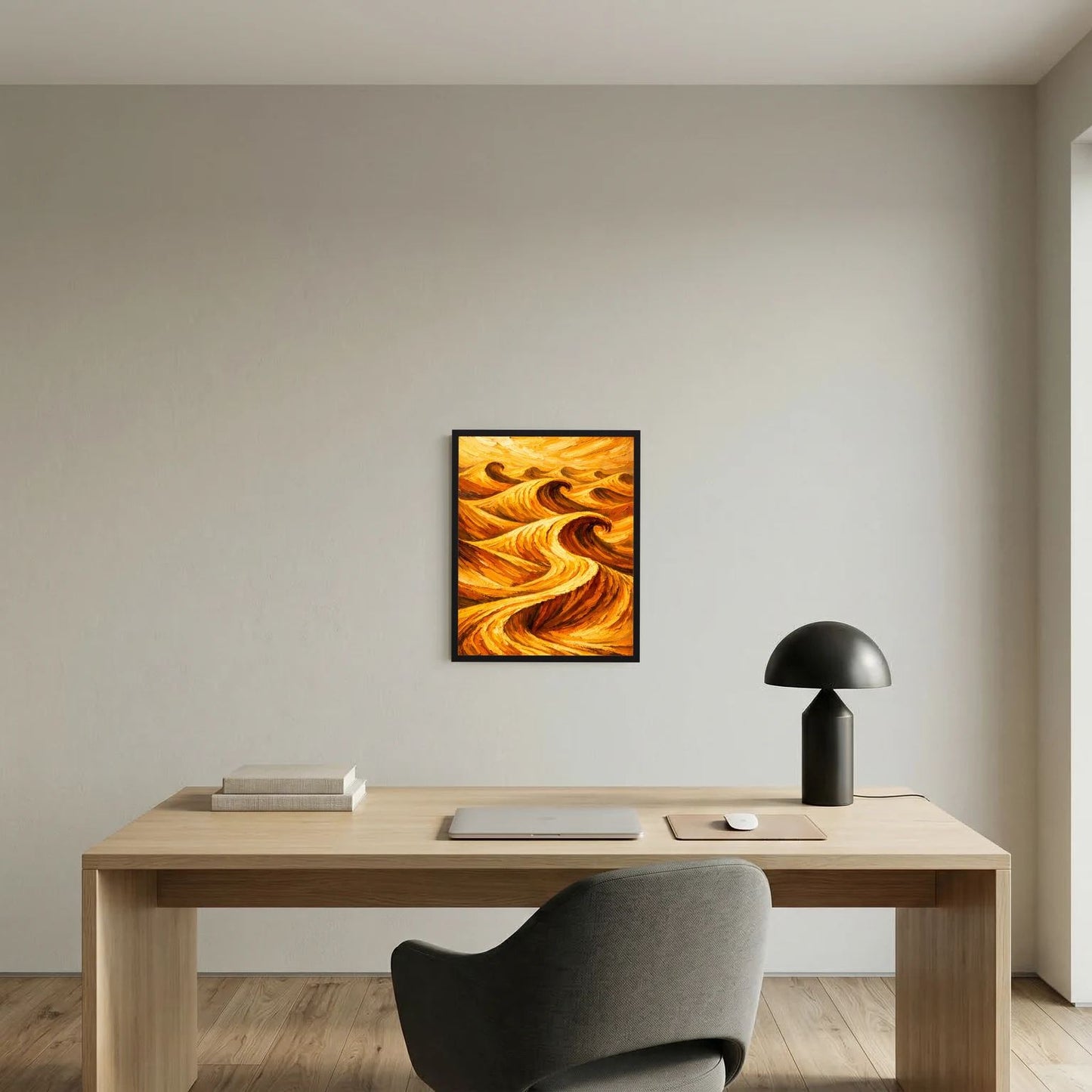 Abstraktes Wandposter mit orange-goldenen Wirbelwellen im schwarzen Rahmen an Wand.