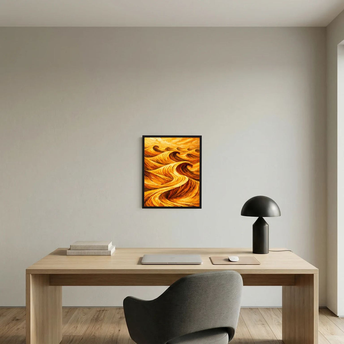 Abstraktes Wandposter mit orange-goldenen Wirbelwellen im schwarzen Rahmen an Wand.