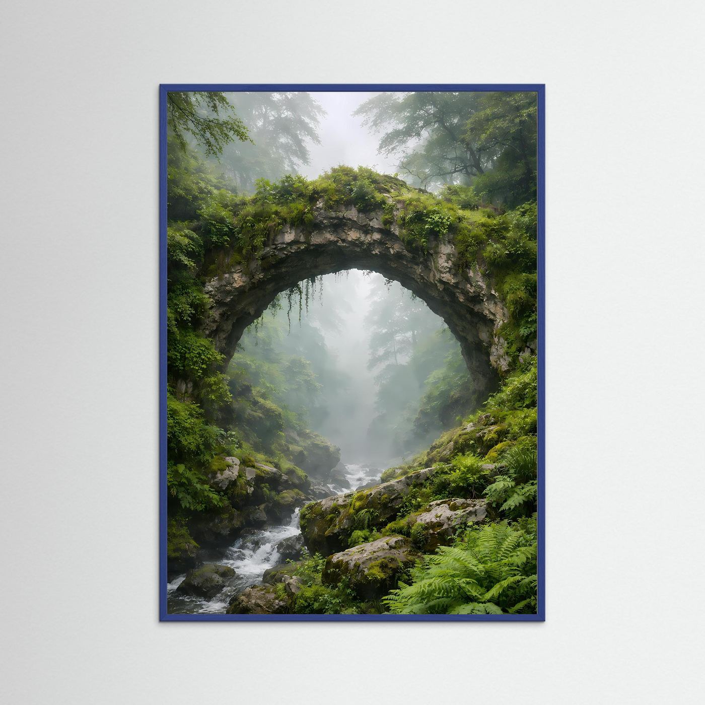 Wald-Poster mit blauem Rahmen, steinernem Bogen über Bach im Nebel, Hochformat