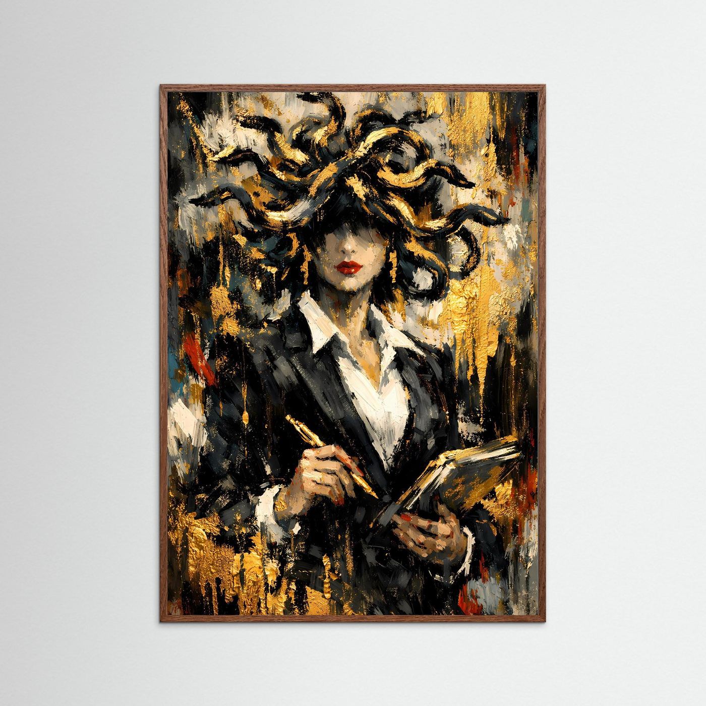 Hochformatiges Kunstposter mit Frauengestalt und gelocktem Haar, gold-schwarz, dunkler Eichenrahmen