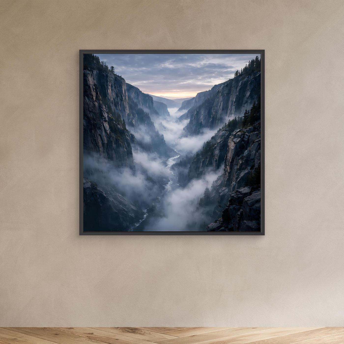Leinwandbild Neblige Schlucht mit schwarzem Rahmen: grau-blaue Felsberge, dichter Nebel
