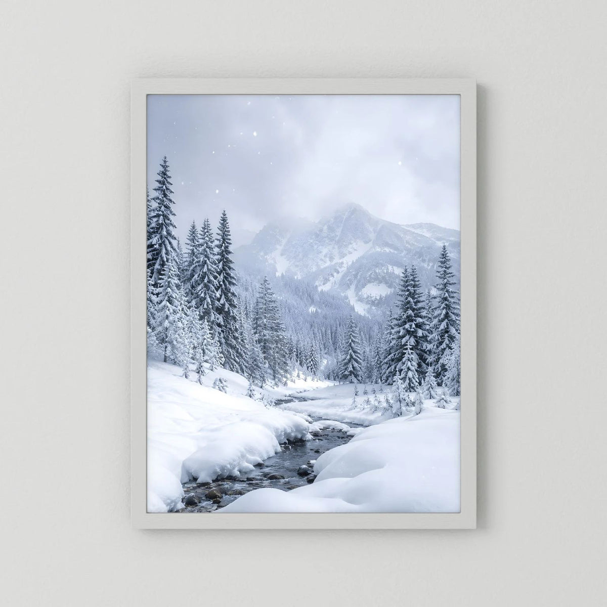 Winterlandschaft-Wandbild mit weißem Rahmen und hellem Passepartout: verschneite Berge und Tannen.