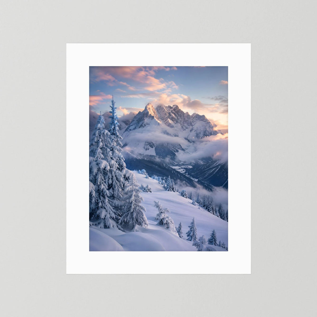 Hochformatiger Winterberg-Druck mit weißem Rand und verschneiten Alpen
