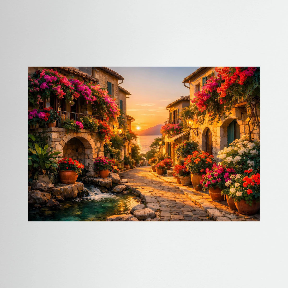 Wandposter einer mediterranen Gasse bei Sonnenuntergang, Blumen an den Häusern, schwarzer Rahmen