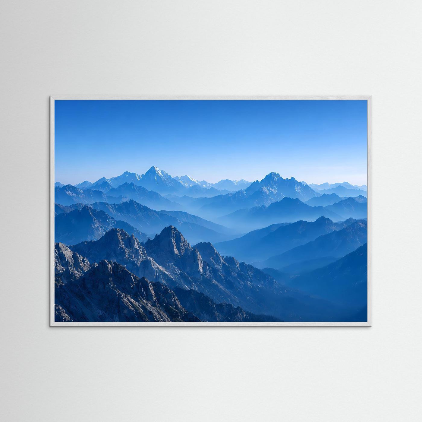 Wandbild mit blauem Alpengebirge im Panorama, grauer Holzrahmen