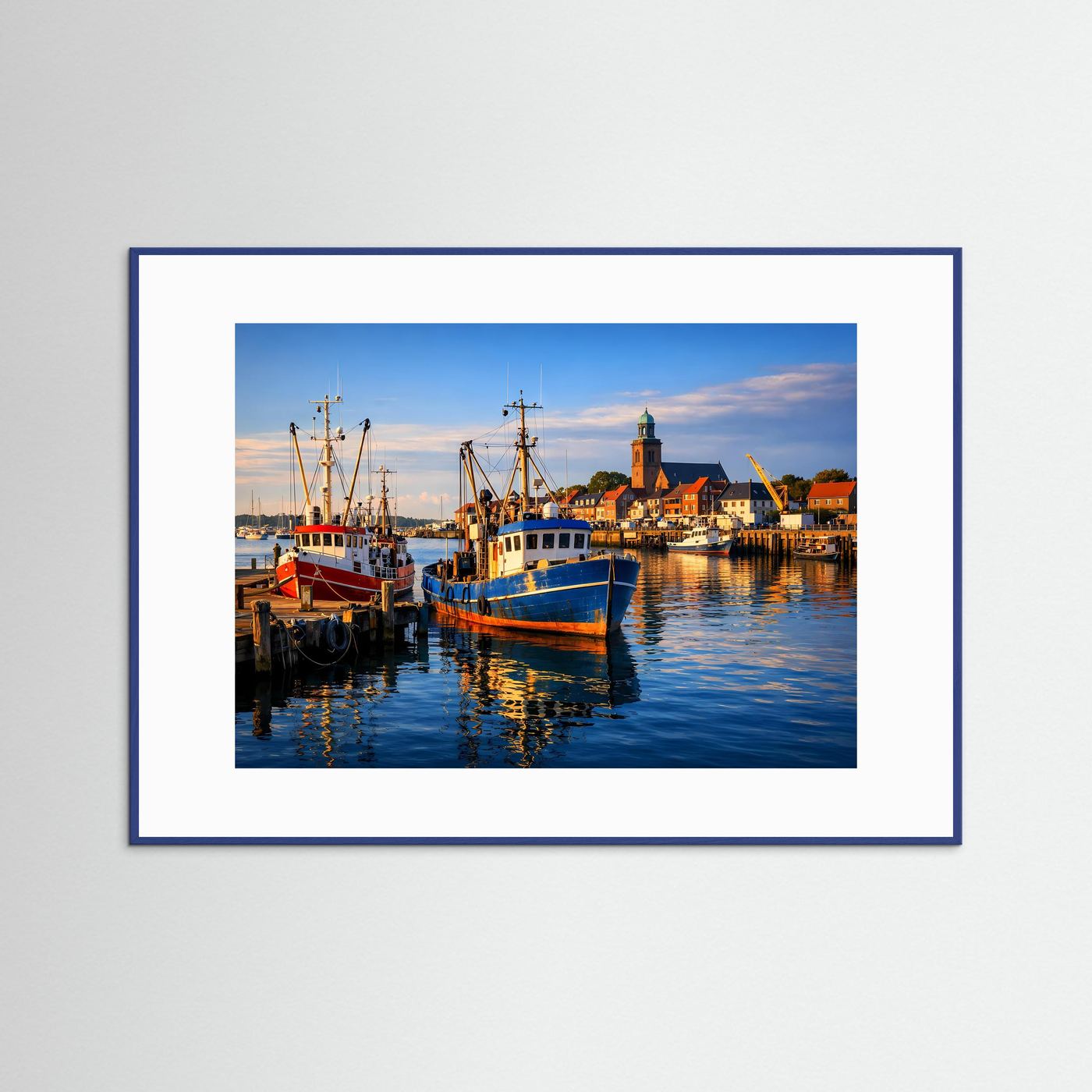 Querformat-Poster mit Fischereihafen, Leuchtturm und blauen Schiffen, blauer Rahmen