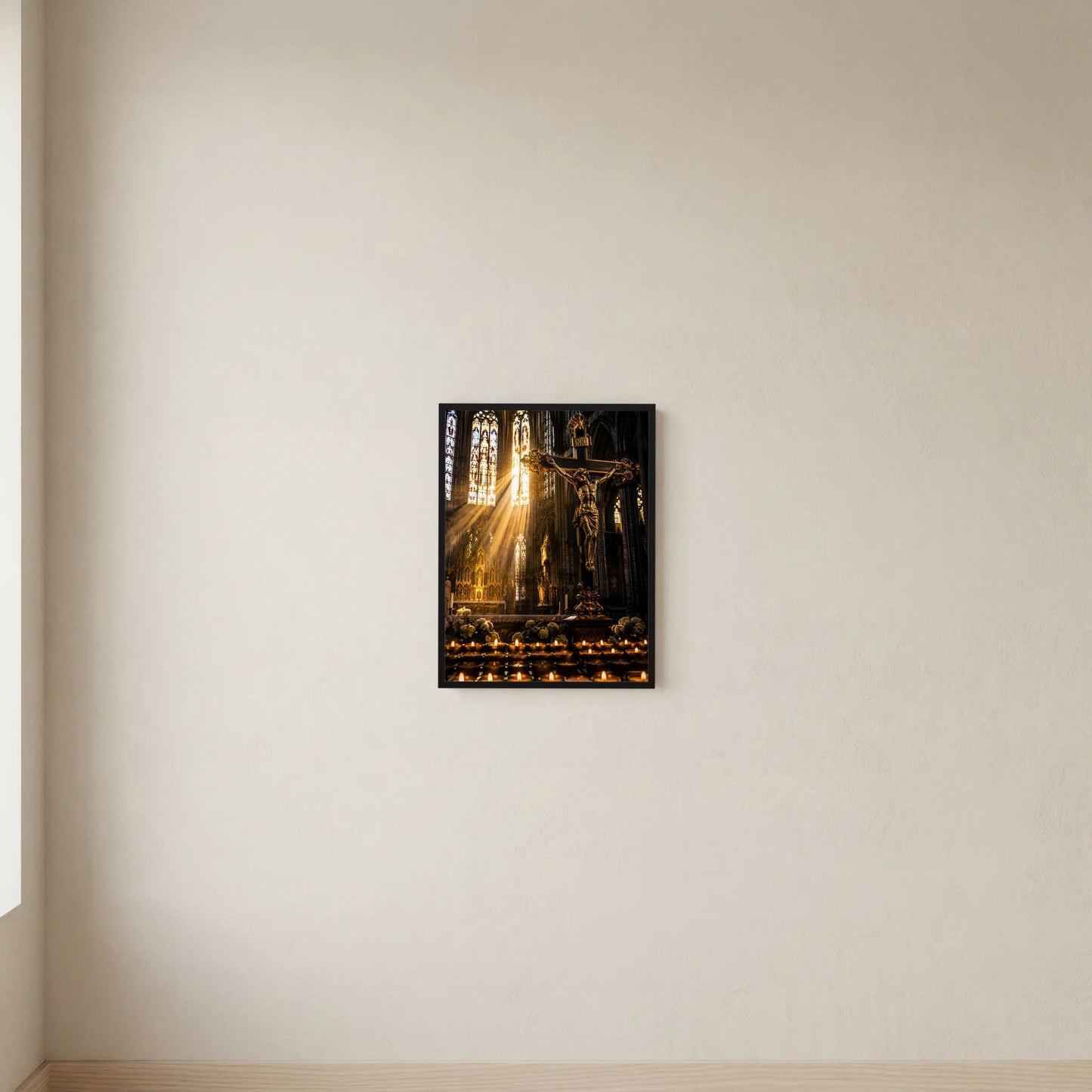 Poster mit schwarzem Rahmen: Jesus am Kreuz vor Kirchenaltar, Lichtstrahlen und Kerzen