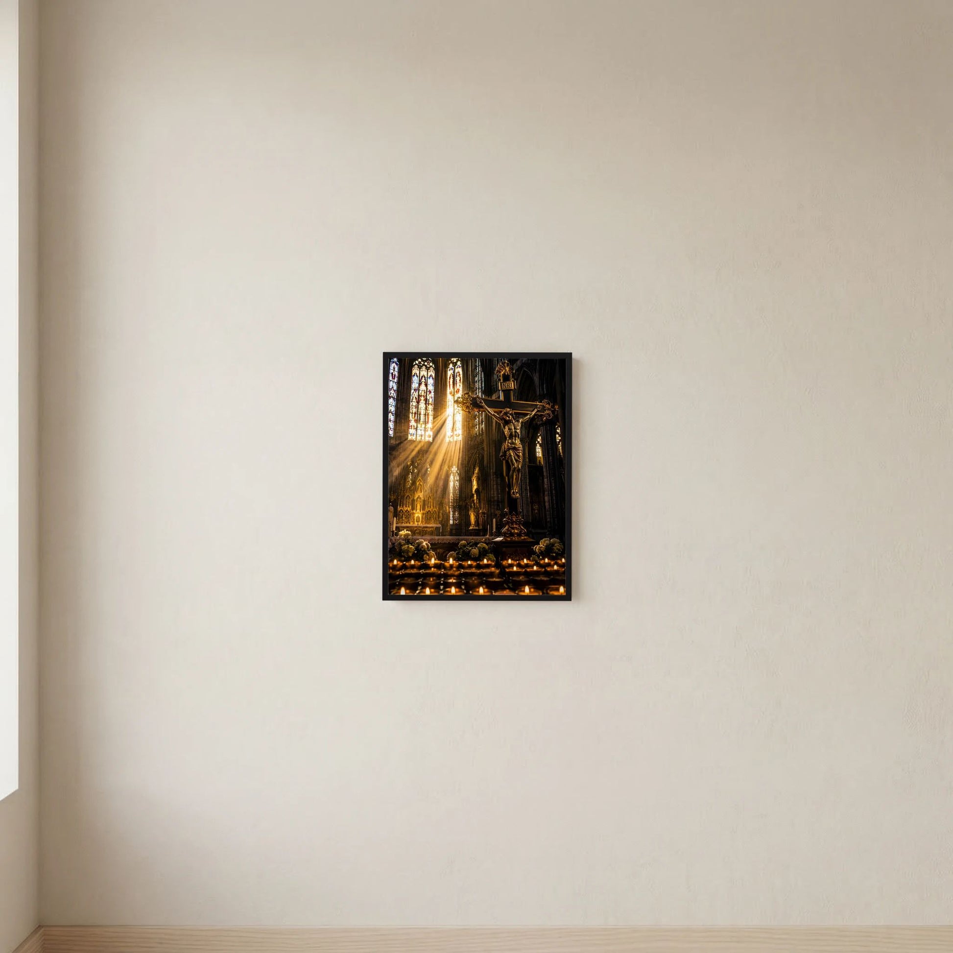 Poster mit schwarzem Rahmen: Jesus am Kreuz vor Kirchenaltar, Lichtstrahlen und Kerzen