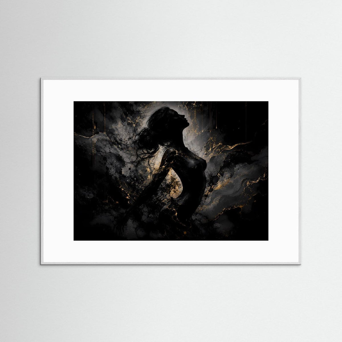 Wandbild mit abstrakter Frauensilhouette in Schwarz und Gold, im grauen Rahmen
