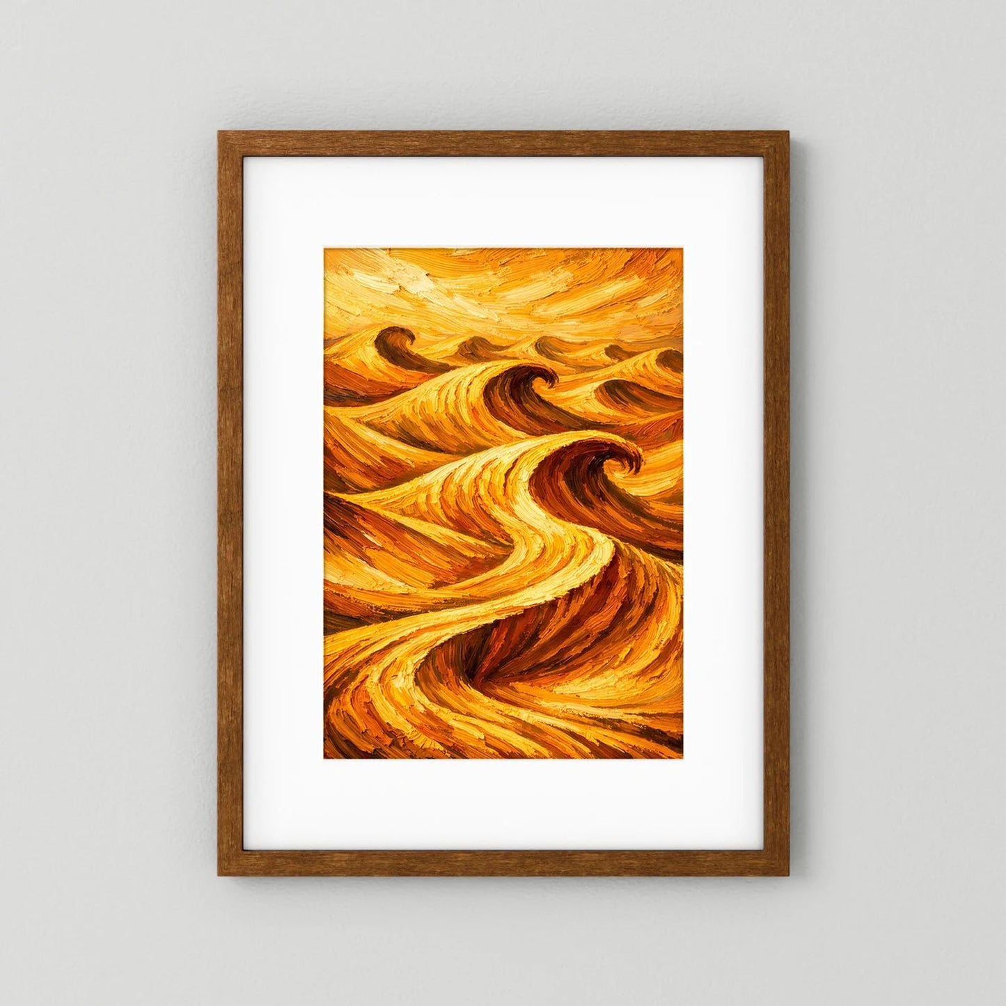 Wandposter mit abstrakten Wellen in Orange und Gold, brauner Holzrahmen mit weißem Rand