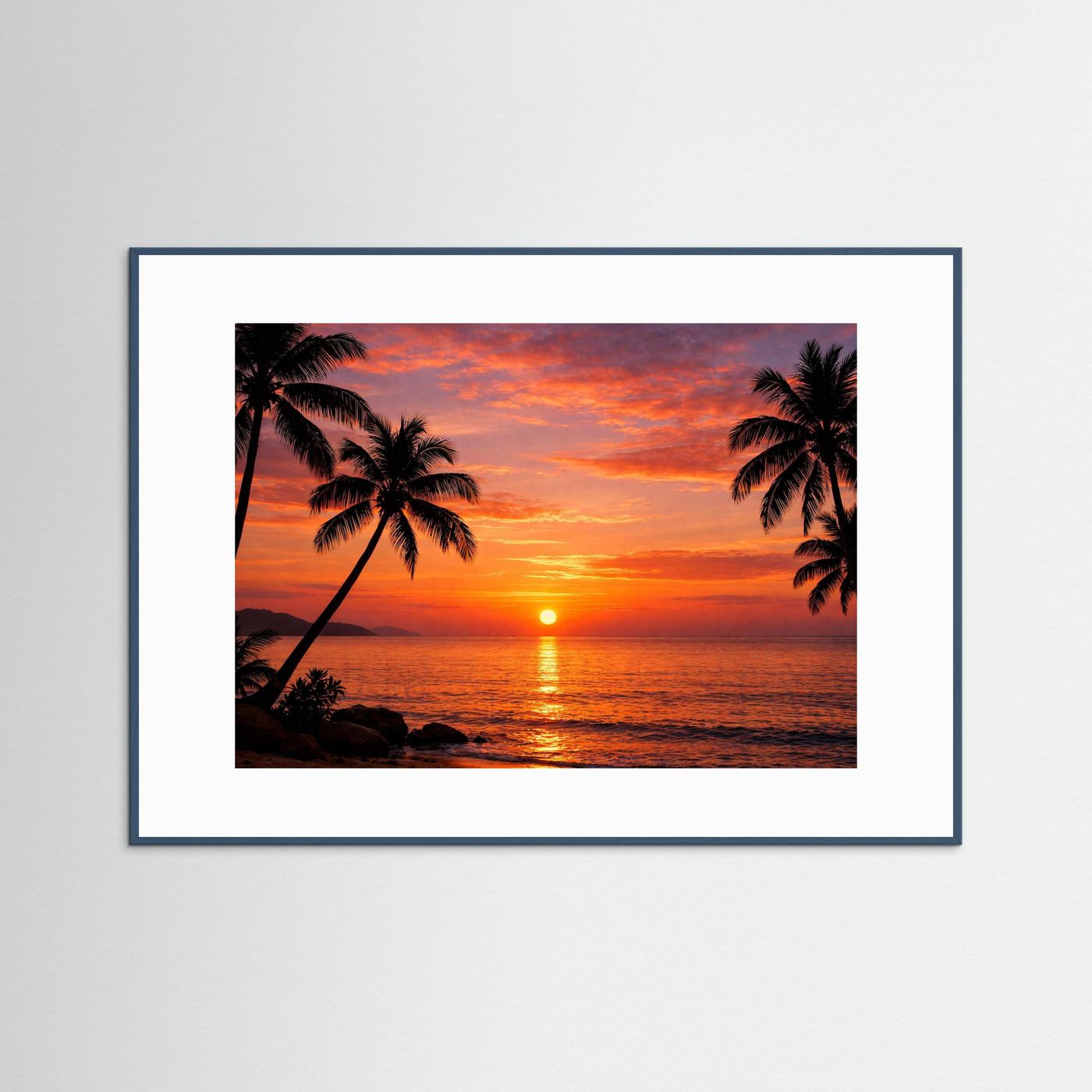Wandbild mit blauem Rahmen und Palmen-Silhouetten beim Sonnenuntergang am Meer