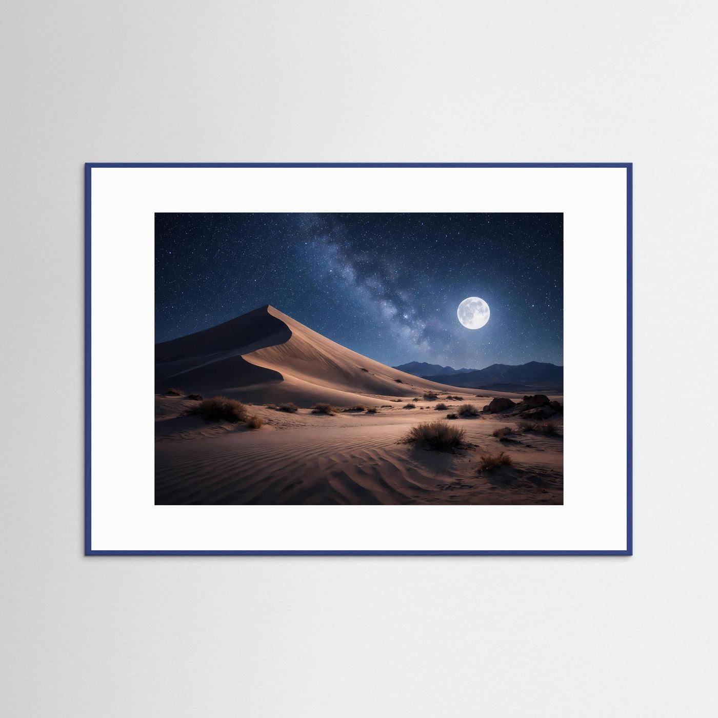 Querformat-Poster mit Wüste und Mond über Dünen im Sternenhimmel, im blauem Rahmen