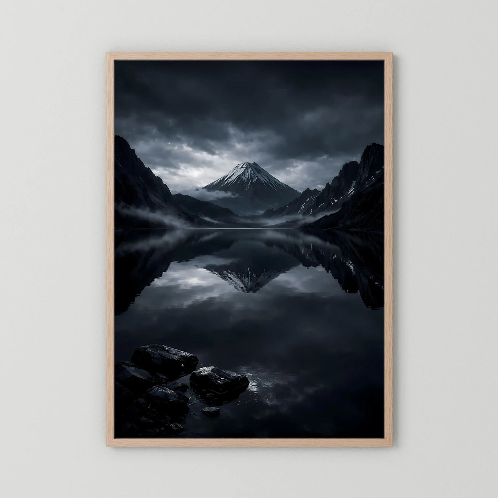 Wandbild mit dunkler Bergseelandschaft und Spiegelung, Holzrahmen hellbraun