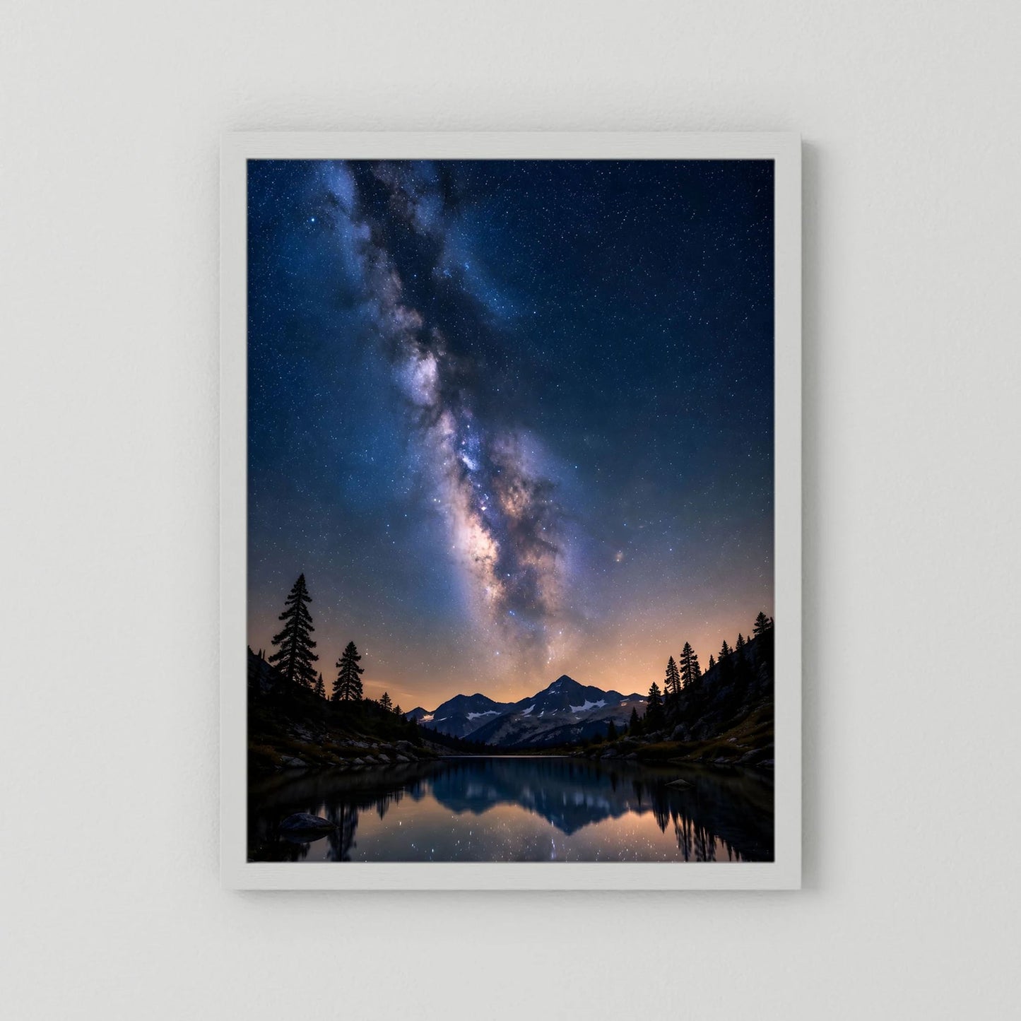Poster im Hochformat mit Milchstraße über Bergsee, Berge und Tannen, weißer Rand