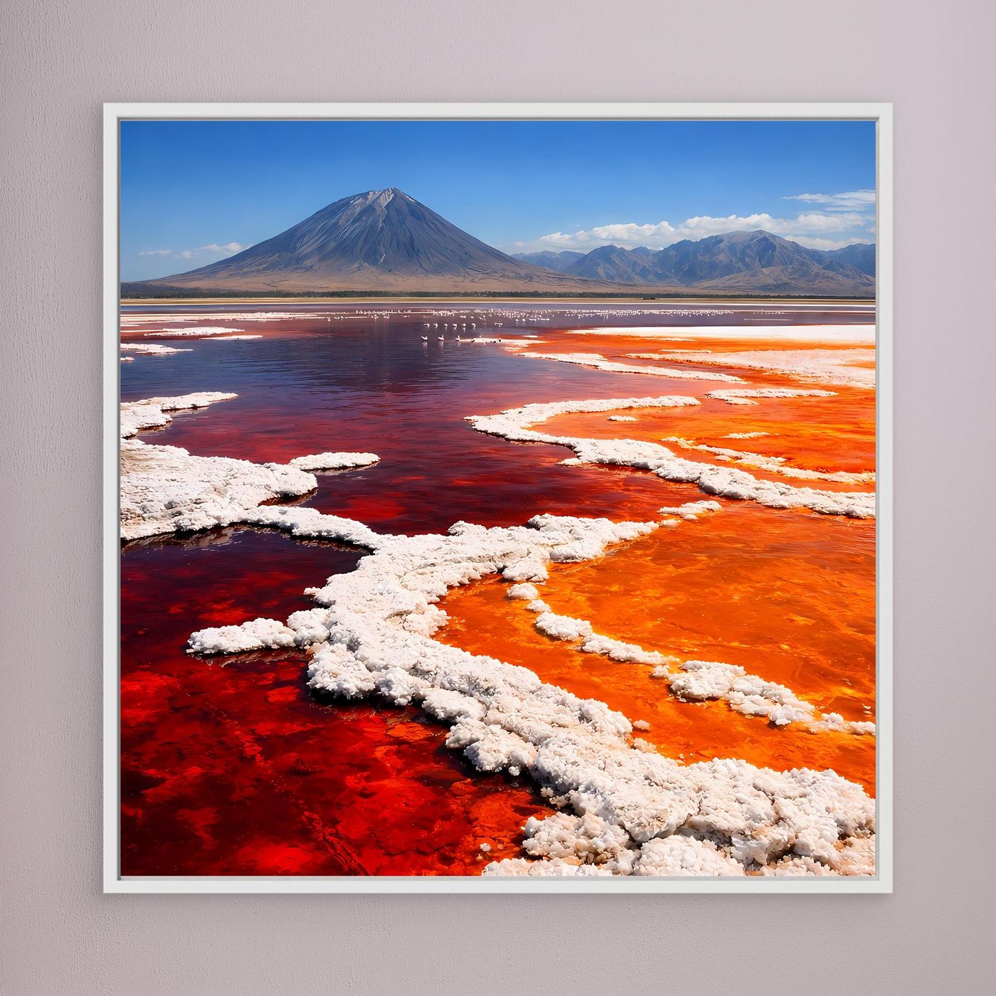 Gerahmtes Leinwandbild mit Vulkanlandschaft, rotem Salzsee und orangefarbenen Wasserflächen, weißer Rahmen
