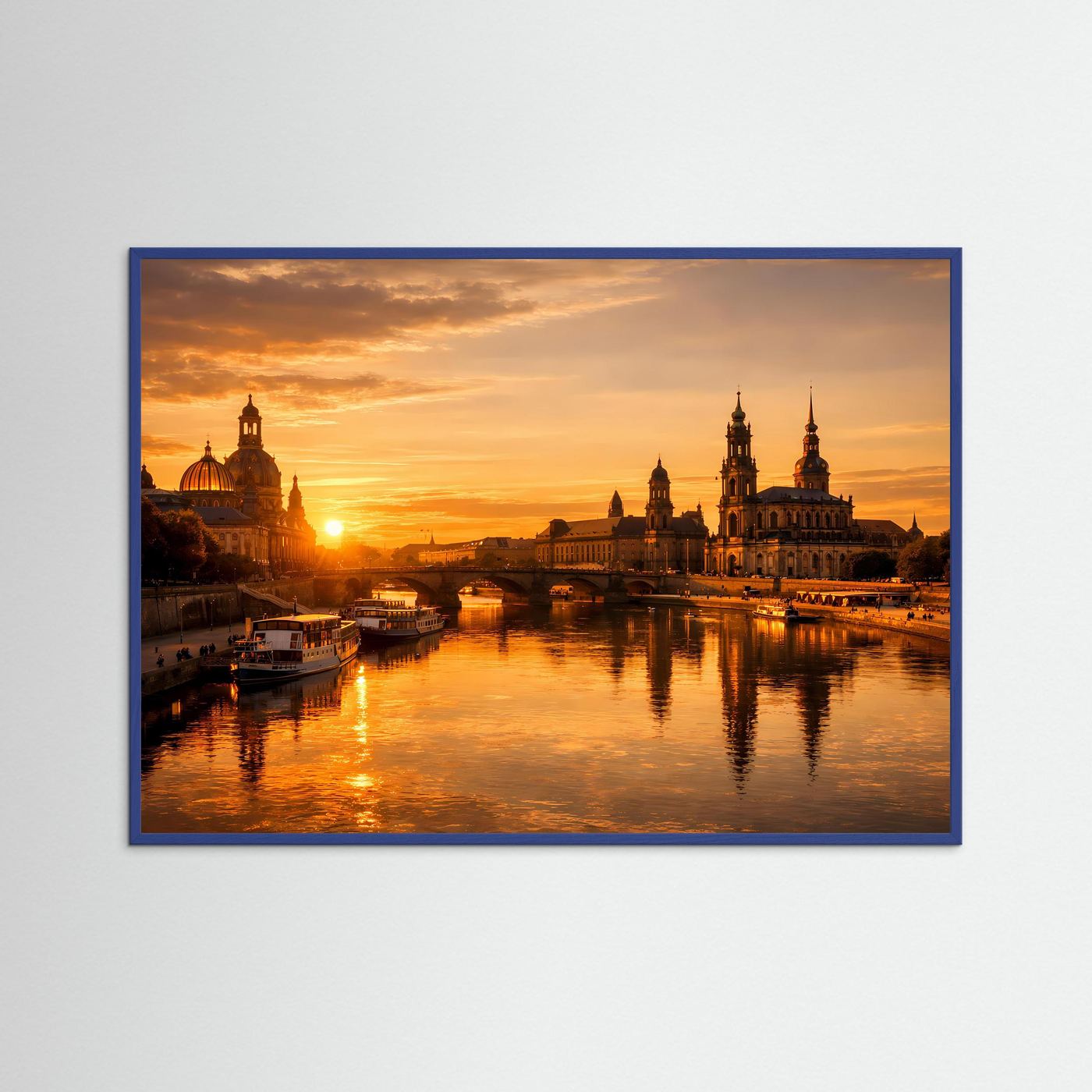Querformat-Poster mit Elbe-Sonnenuntergang und Dresdner Silhouette, blauer Holzrahmen.