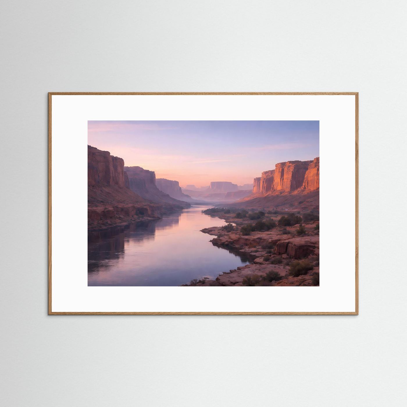 Wandbild mit goldbraunem Holzrahmen und weißem Rand, Canyonlandschaft mit Fluss bei Sonnenuntergang.