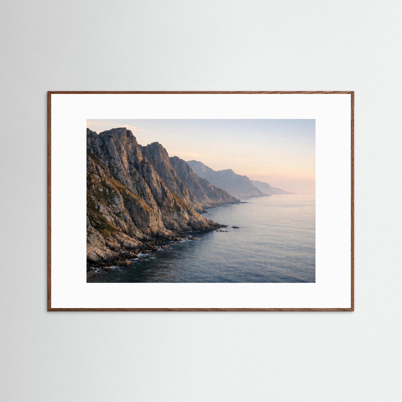 Poster mit Küste und Felsen am Meer, Panoramaformat, brauner Holzrahmen