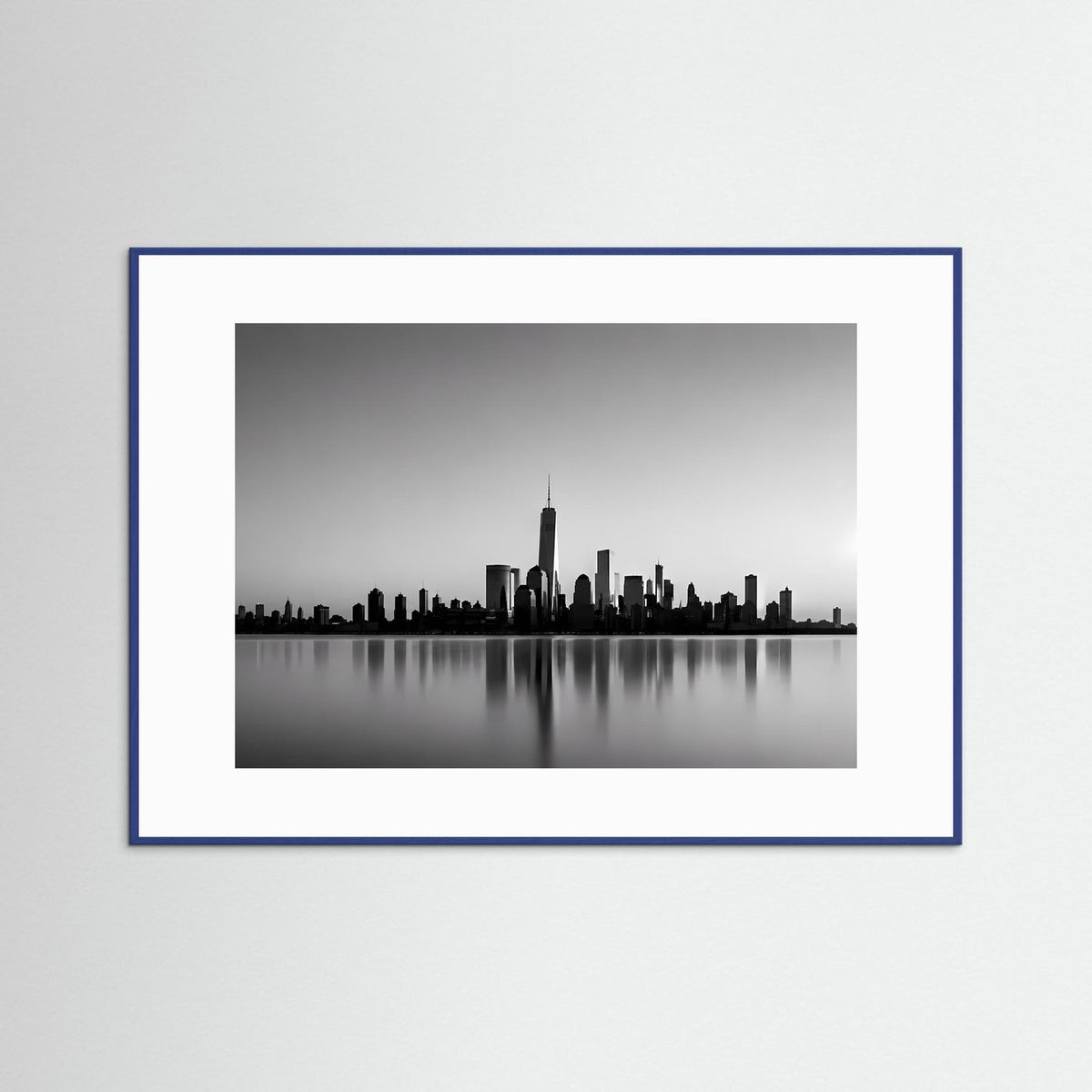 Querformat-Poster mit New-York-Skyline in Schwarzweiß, in blauem Rahmen