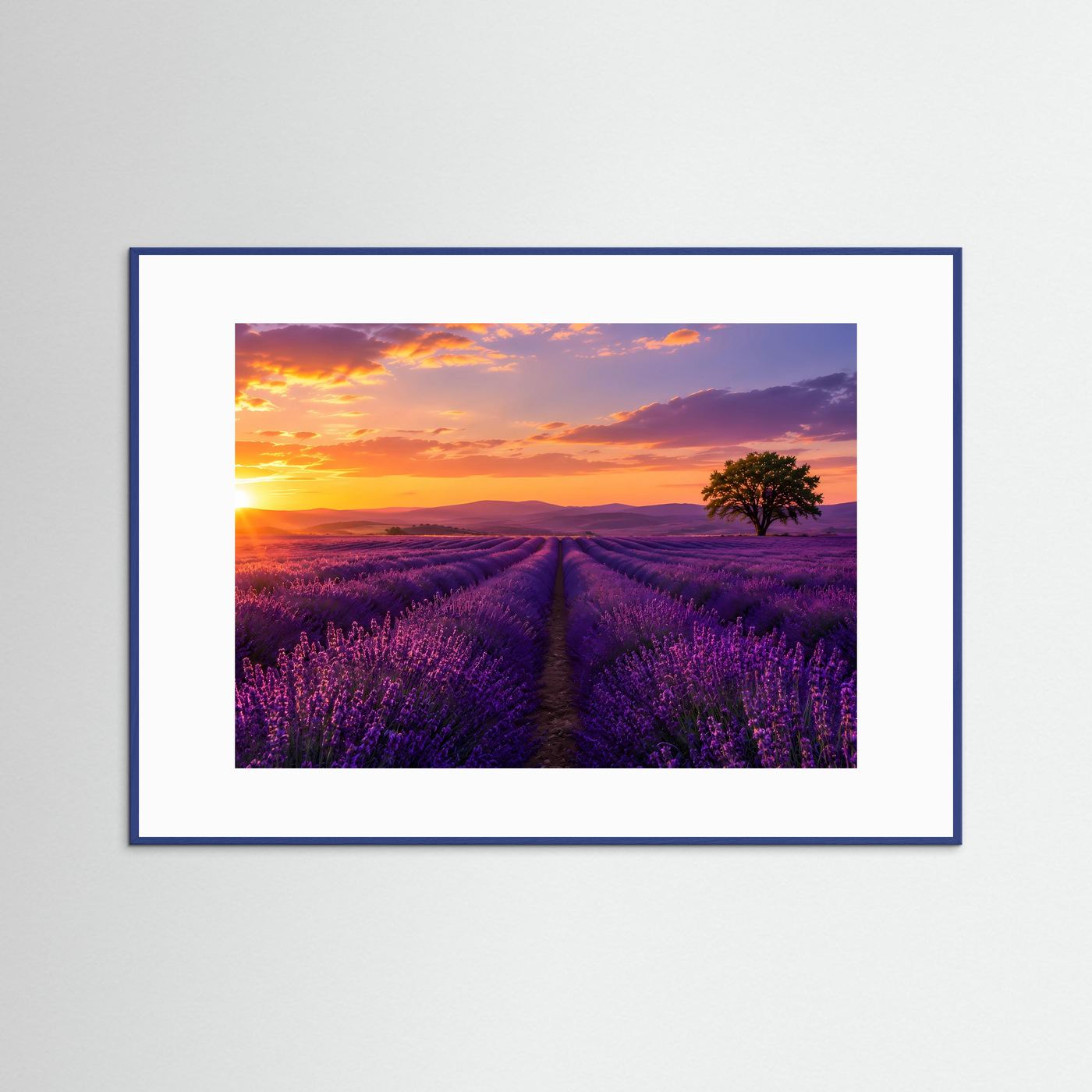 Gerahmtes Wandbild mit Lavendelfeld bei Sonnenuntergang, blauer Rahmen