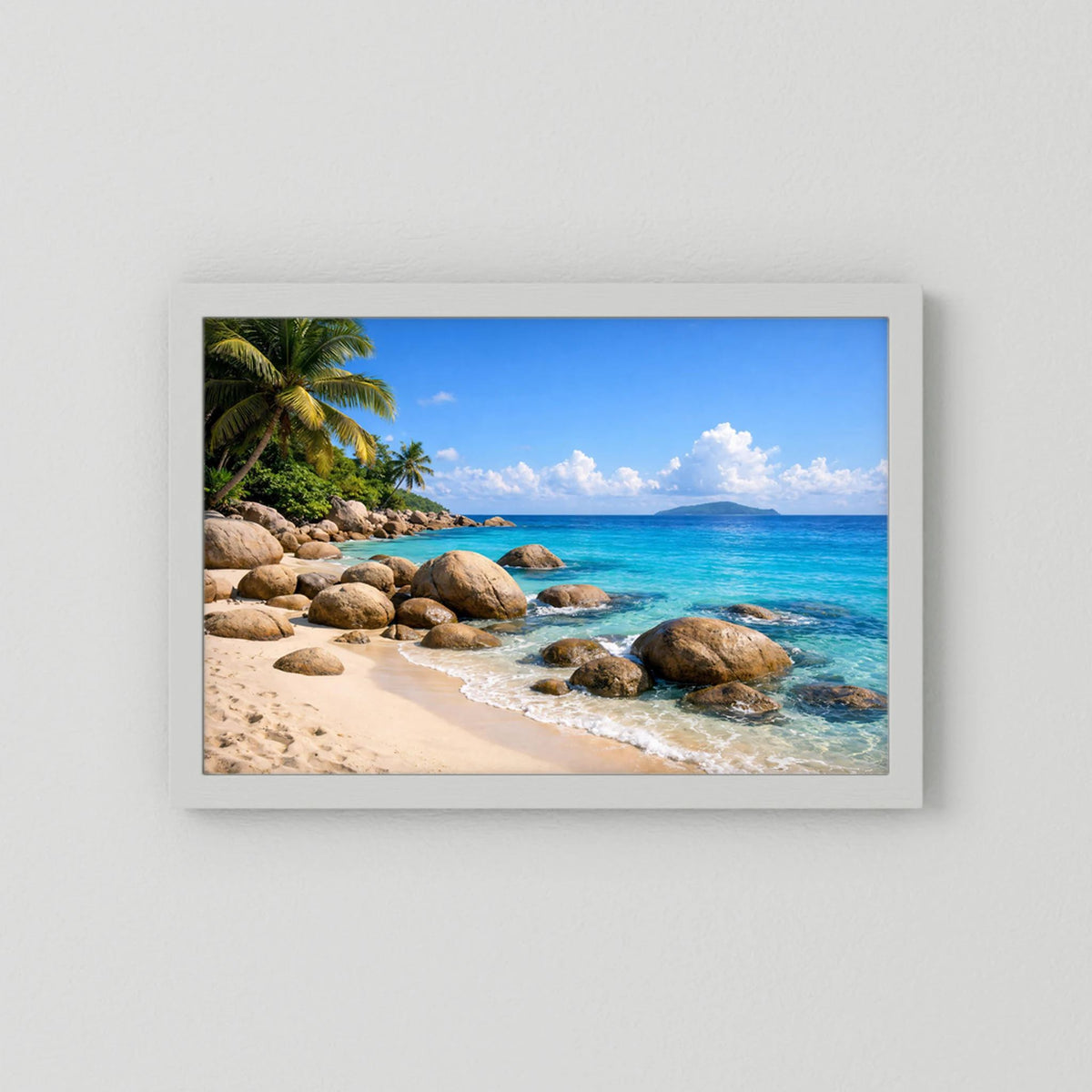 Poster mit tropischem Strand und Granitfelsen, Querformat, weißer Schattenrahmen
