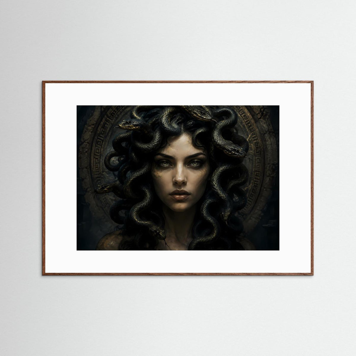 Querformat-Poster mit Medusa-Porträt: Frau mit schwarzer Lockenmähne und goldenen Akzenten, im braunen Holzrahmen